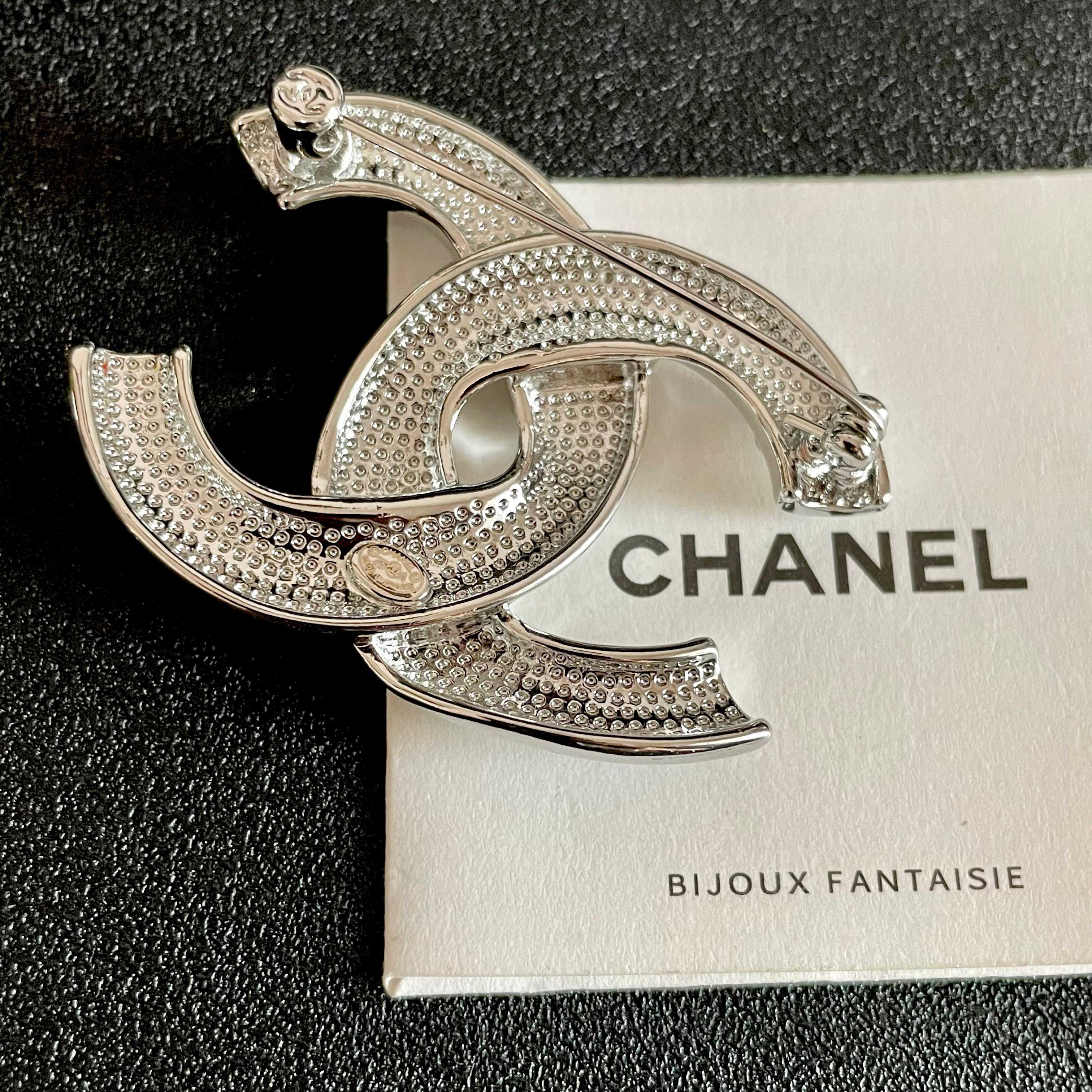  CHANEL🇫🇷小香 专柜新款同步上新香奈儿胸针，是最懂女人的饰物。那些倾注了全部心血去做自己的女人，