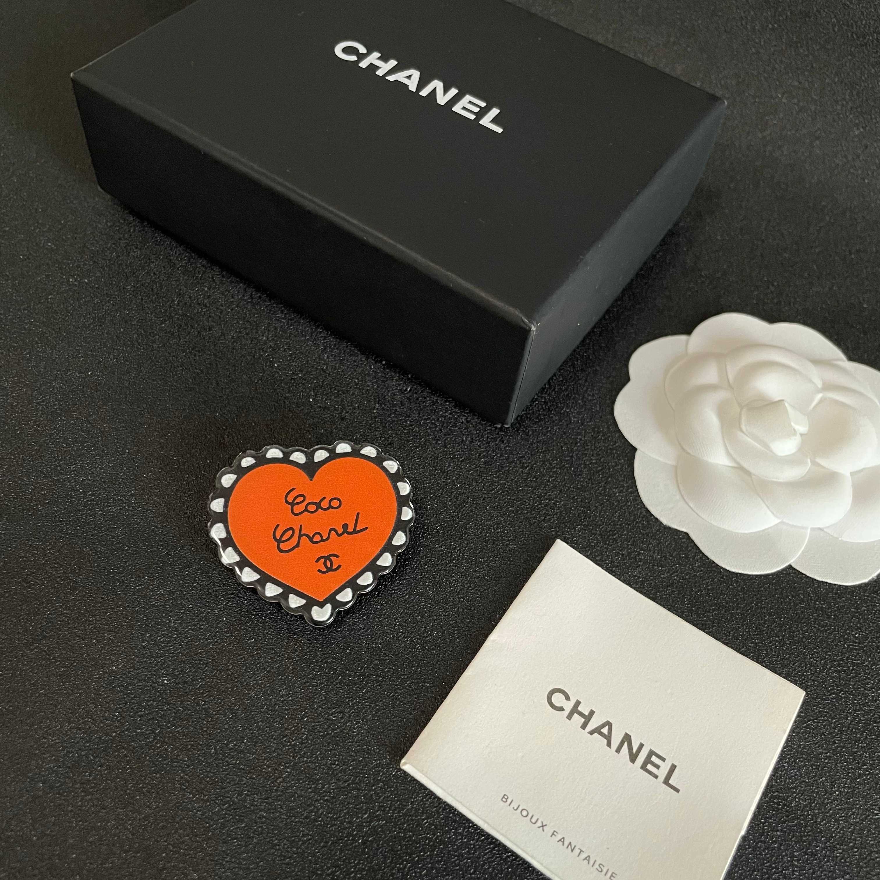 CHANEL🇫🇷小香 专柜新款同步上新香奈儿胸针，是最懂女人的饰物。那些倾注了全部心血去做自己的女人，