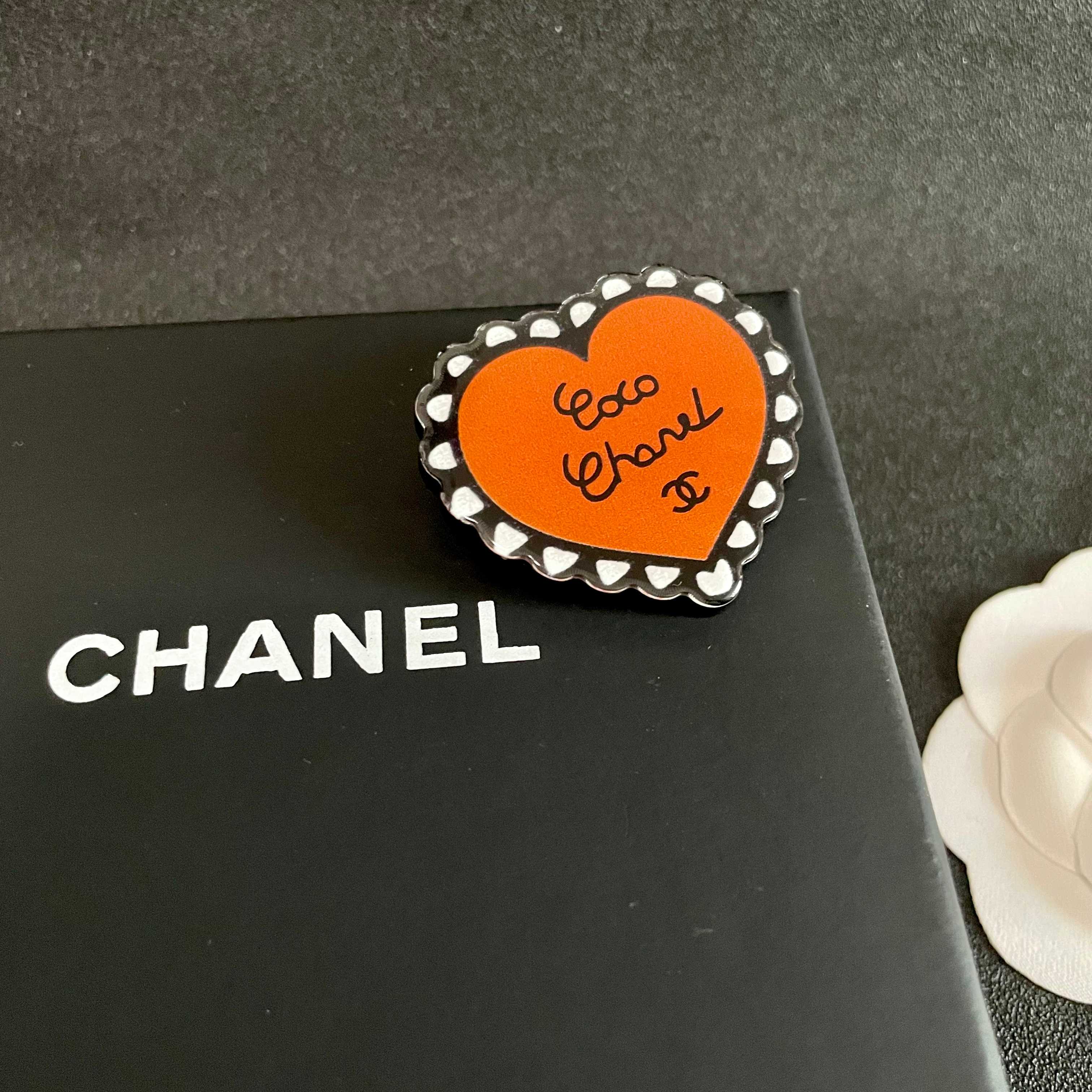  CHANEL🇫🇷小香 专柜新款同步上新香奈儿胸针，是最懂女人的饰物。那些倾注了全部心血去做自己的女人，