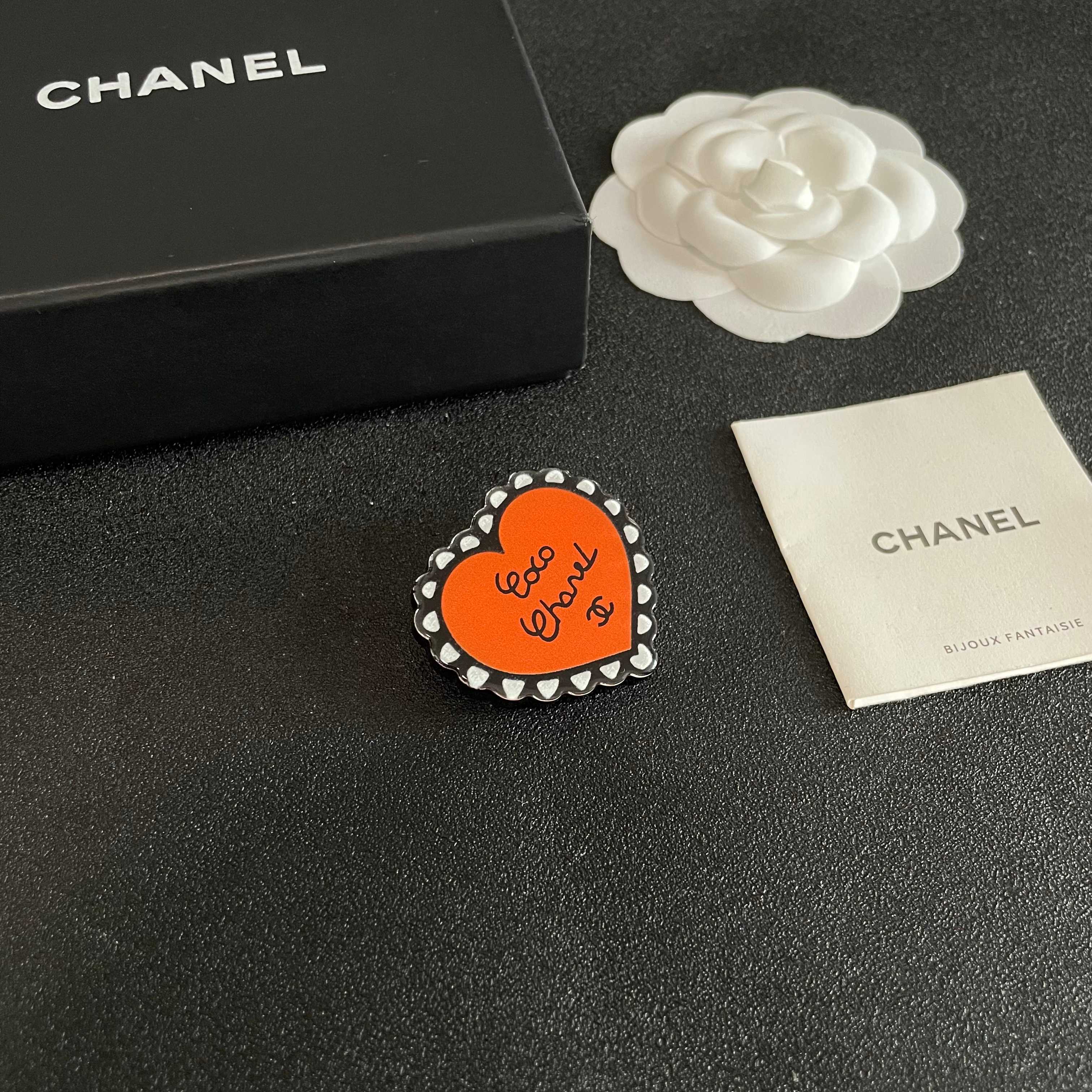  CHANEL🇫🇷小香 专柜新款同步上新香奈儿胸针，是最懂女人的饰物。那些倾注了全部心血去做自己的女人，