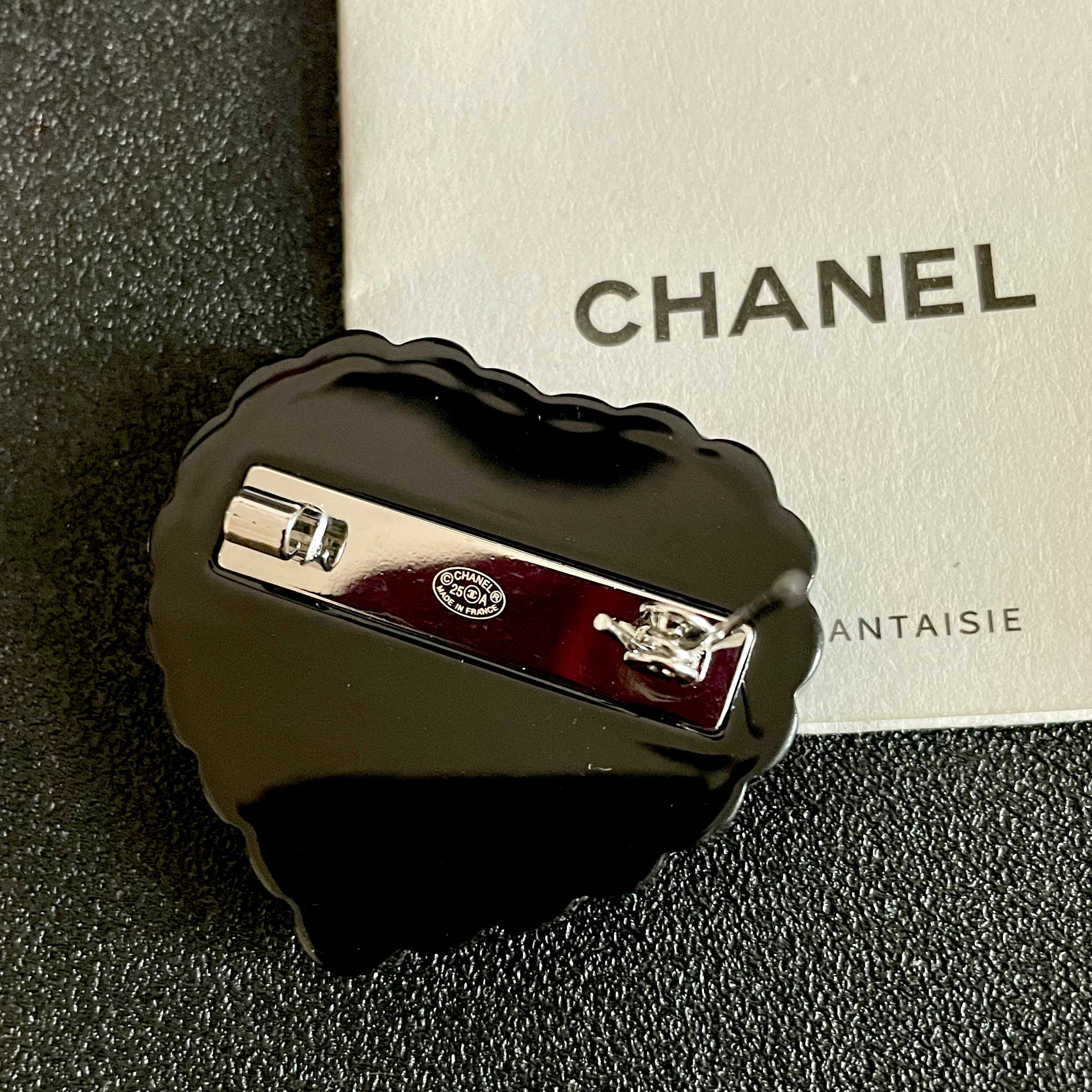  CHANEL🇫🇷小香 专柜新款同步上新香奈儿胸针，是最懂女人的饰物。那些倾注了全部心血去做自己的女人，