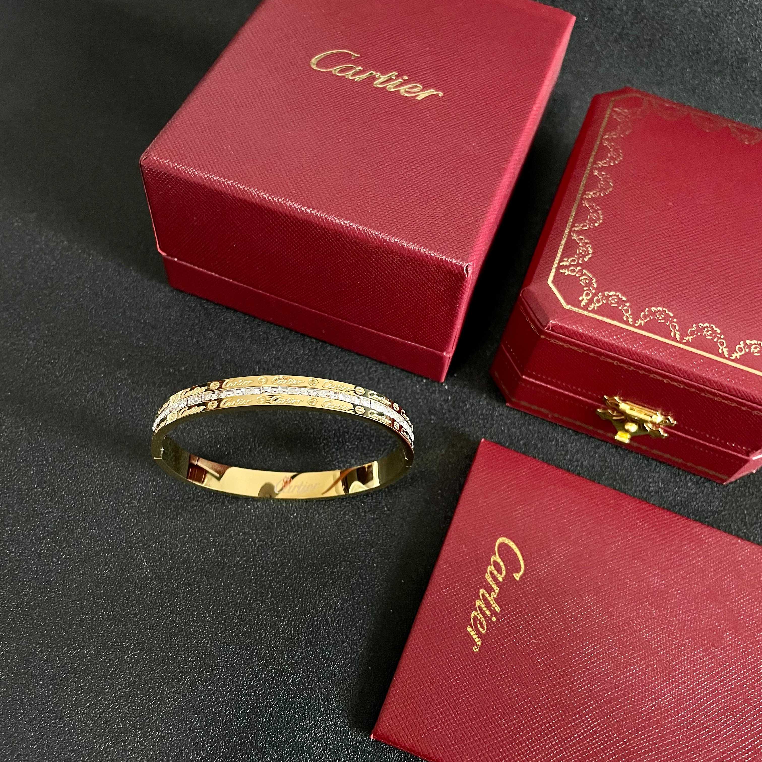 👑Cartier 卡地亚官网最新发布 👉🏻火爆窄版细款中号手镯💥进口精工保色18k💯高端定制👈🏻🙈🙈🙈顶
