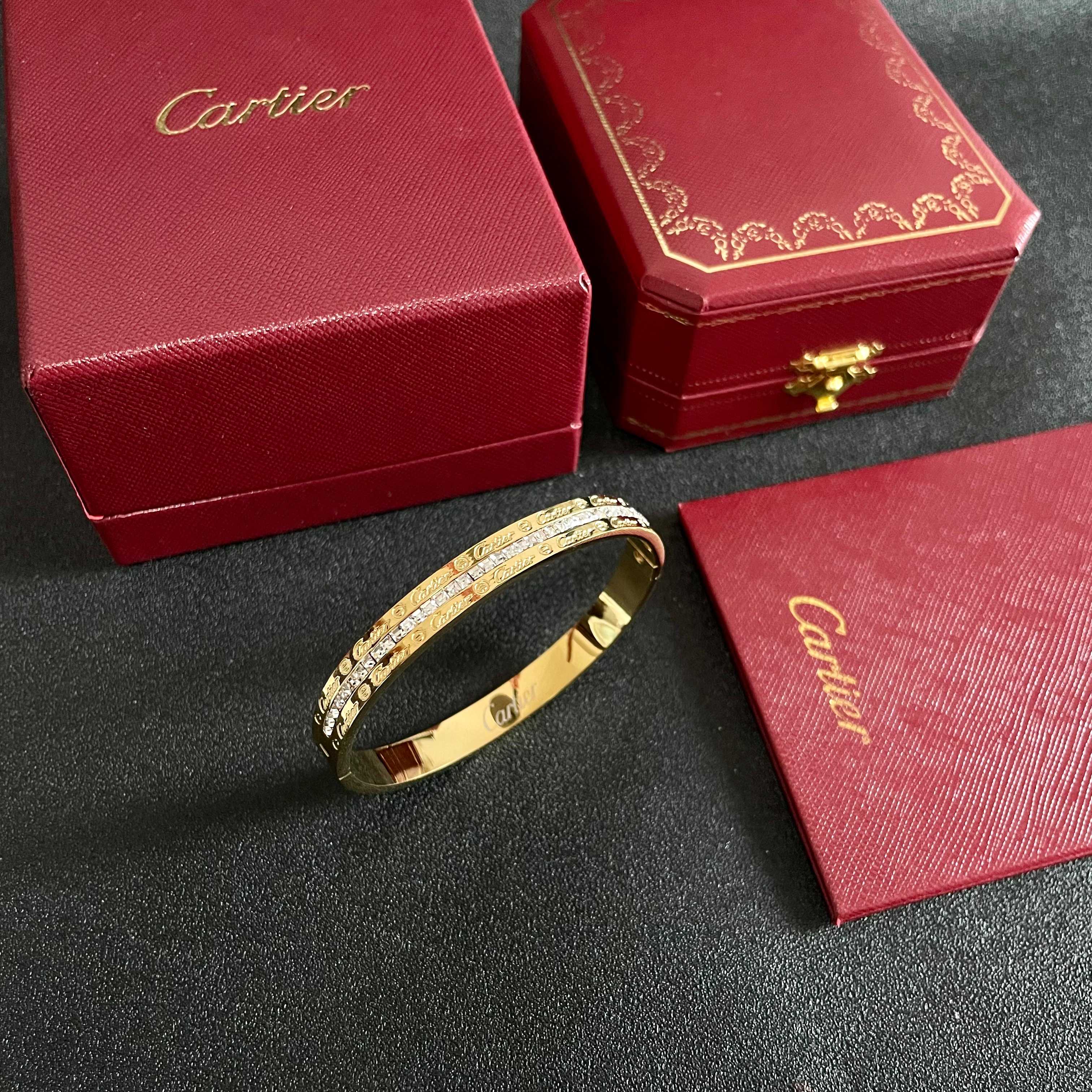 👑Cartier 卡地亚官网最新发布 👉🏻火爆窄版细款中号手镯💥进口精工保色18k💯高端定制👈🏻🙈🙈🙈顶