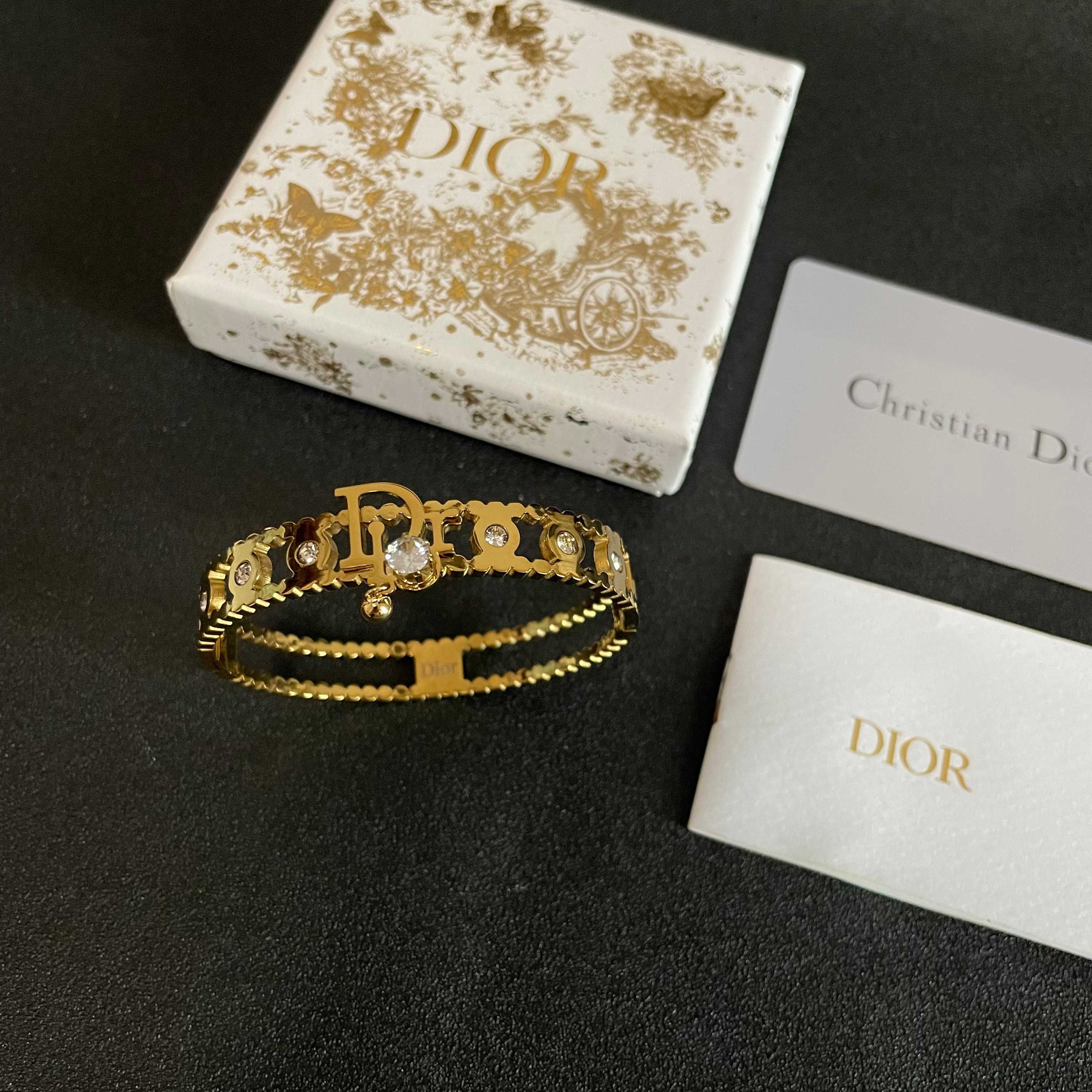  迪奥Dior新品貌美镂空镶钻手镯可盐可甜CD新款镯子叠带任何款式也是绝绝紫！dior这个新款镯子是最近