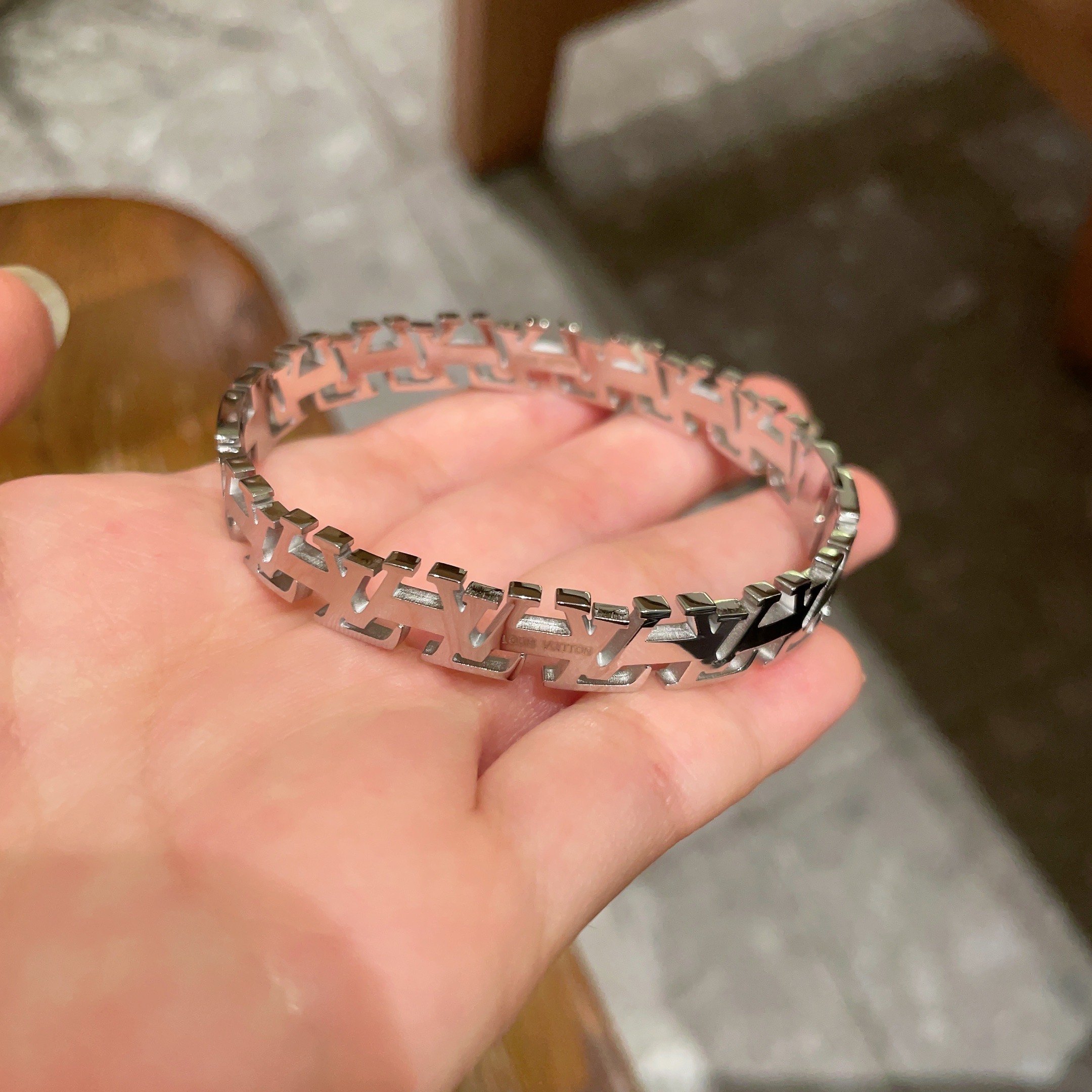 💥新品😍 原单货 LV字母印花雕刻带logo镂空手镯🔹🔹Louis Vuitton 路易威登 🔹专柜一致