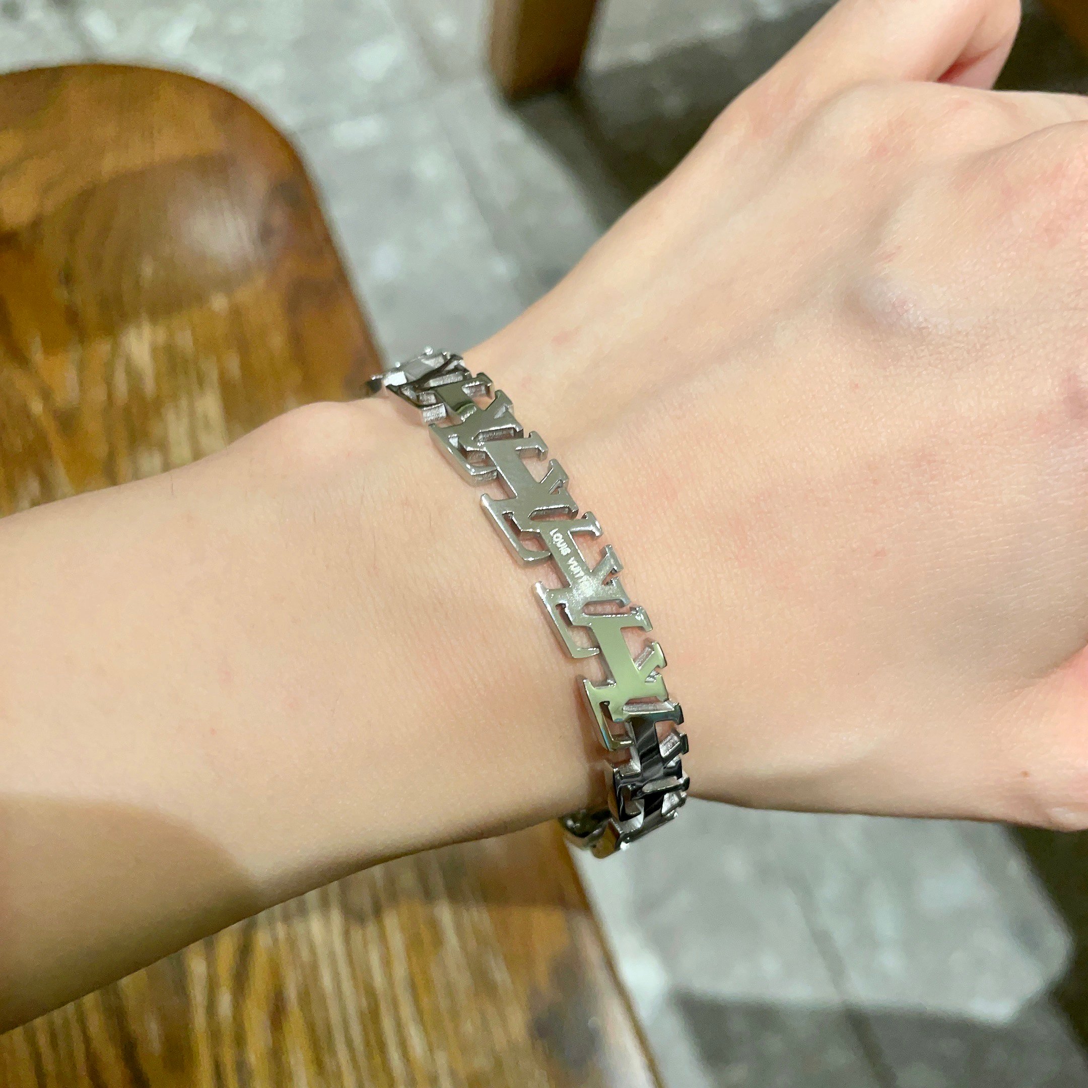 💥新品😍 原单货 LV字母印花雕刻带logo镂空手镯🔹🔹Louis Vuitton 路易威登 🔹专柜一致