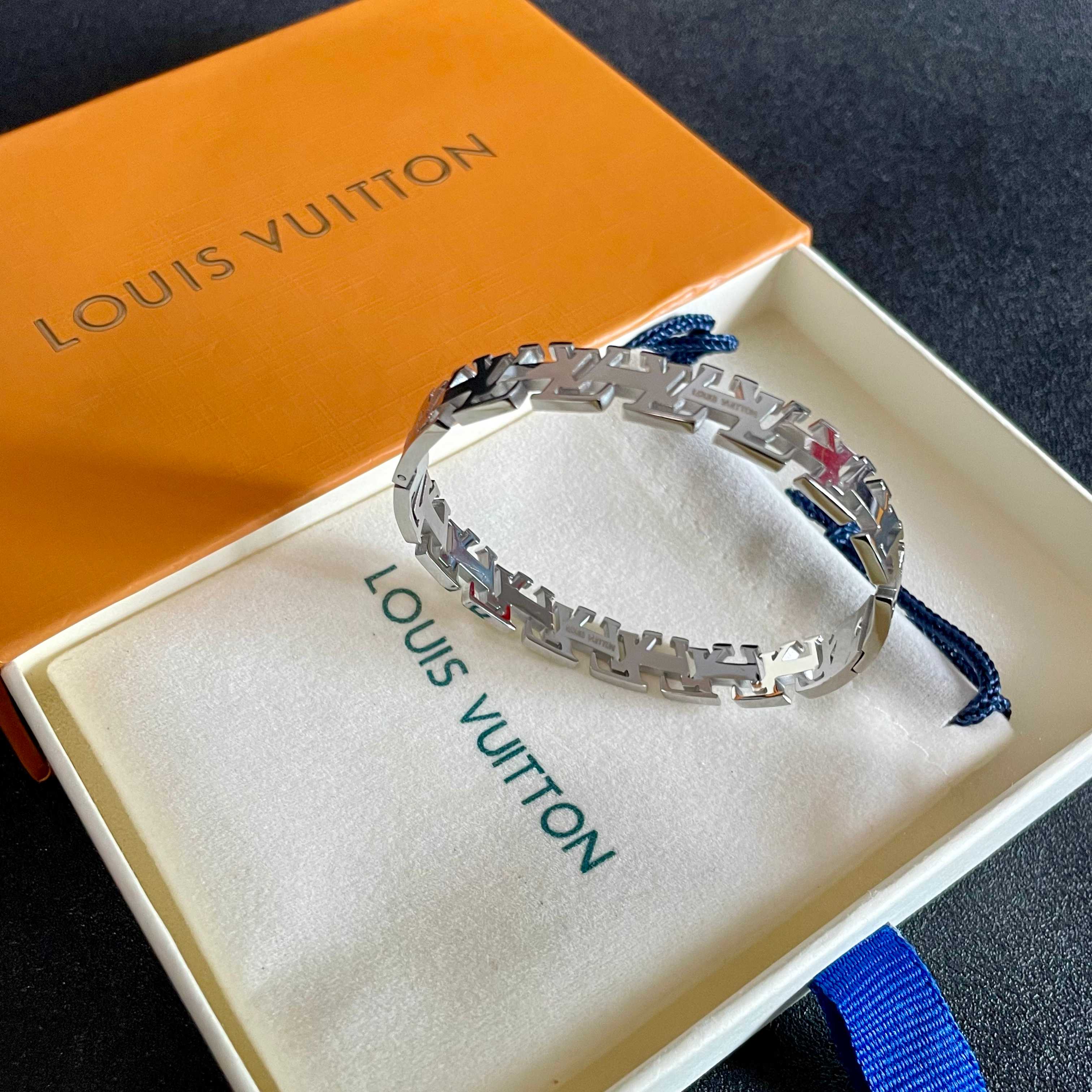 💥新品😍 原单货 LV字母印花雕刻带logo镂空手镯🔹🔹Louis Vuitton 路易威登 🔹专柜一致