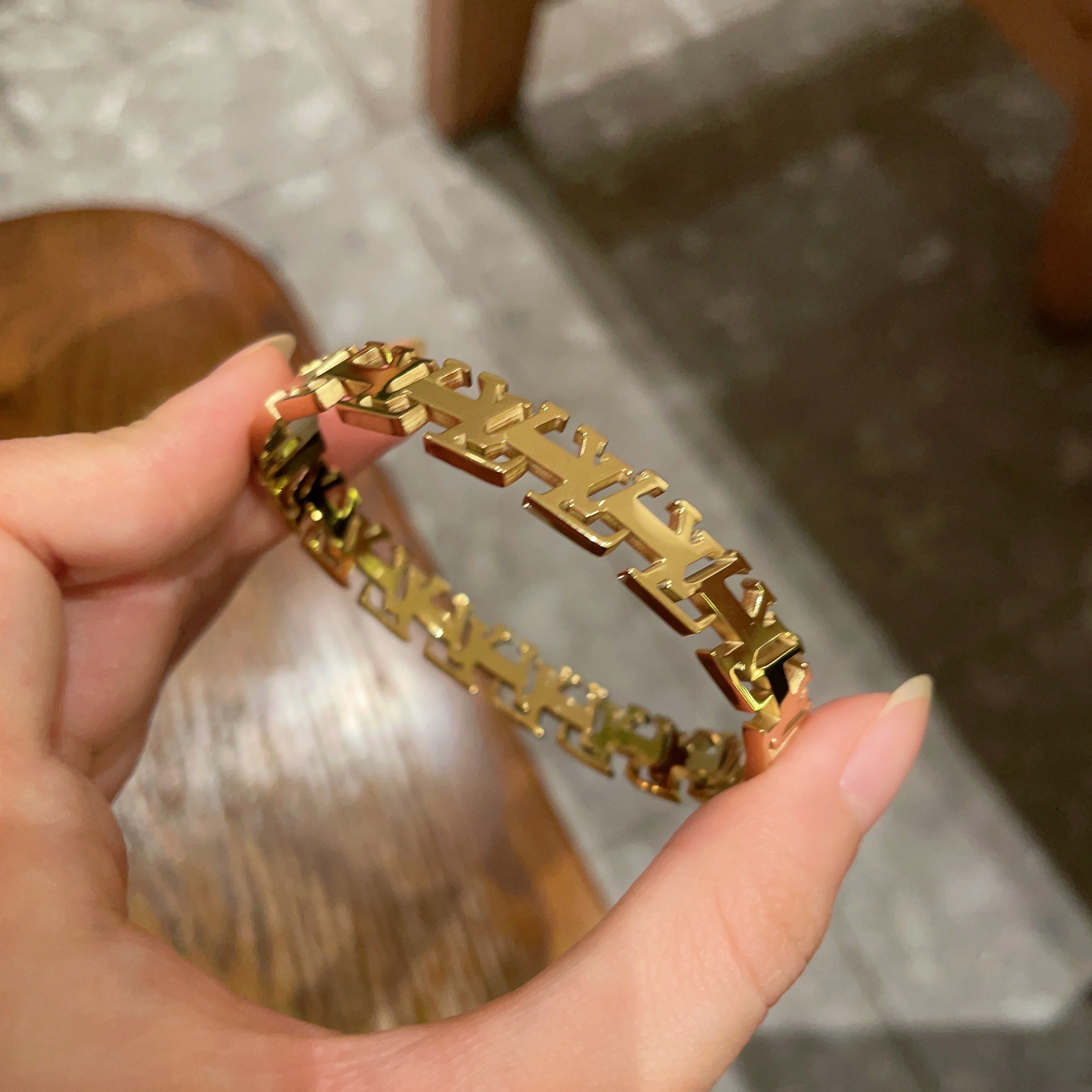 💥新品😍 原单货 LV字母印花雕刻带logo镂空手镯🔹🔹Louis Vuitton 路易威登 🔹专柜一致
