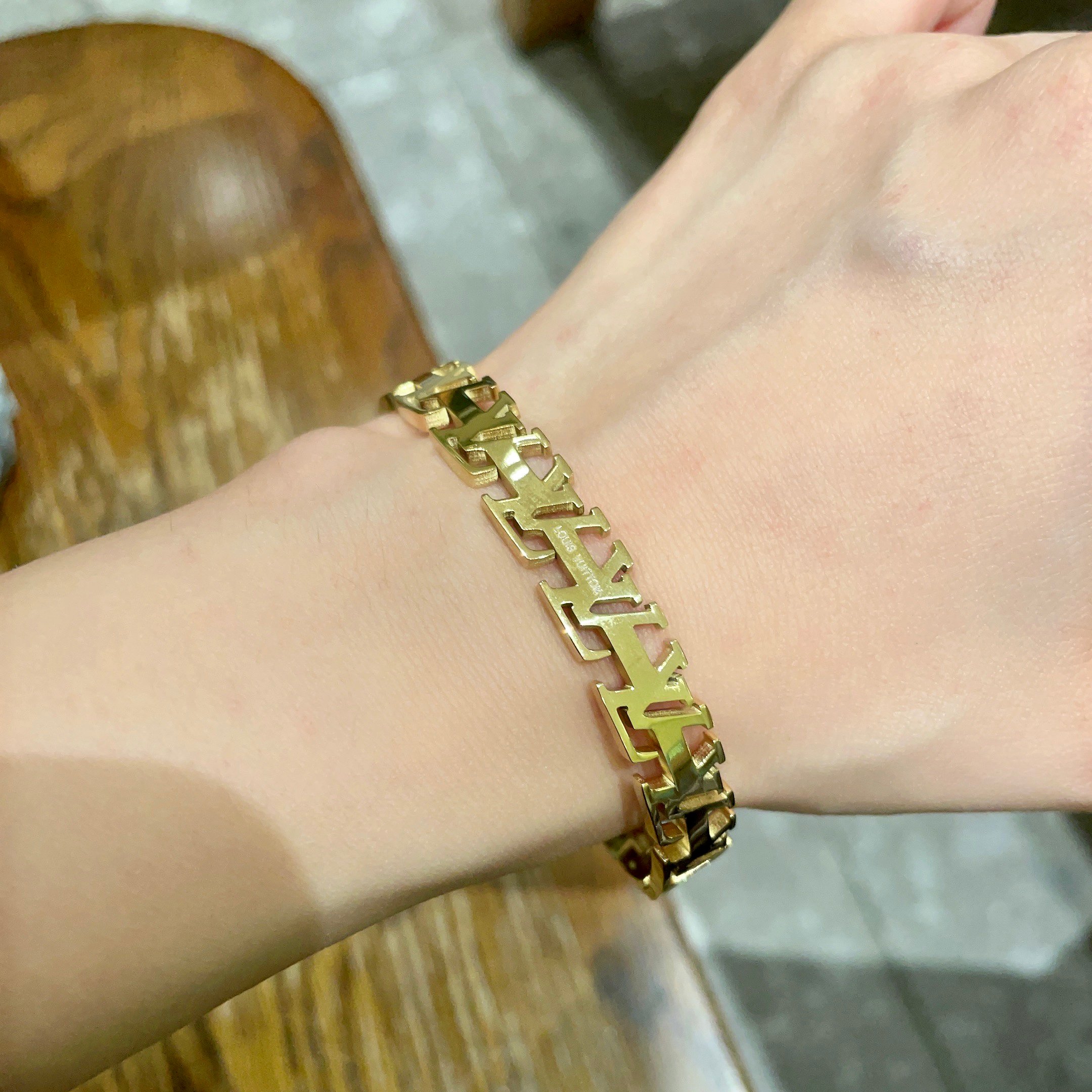 💥新品😍 原单货 LV字母印花雕刻带logo镂空手镯🔹🔹Louis Vuitton 路易威登 🔹专柜一致