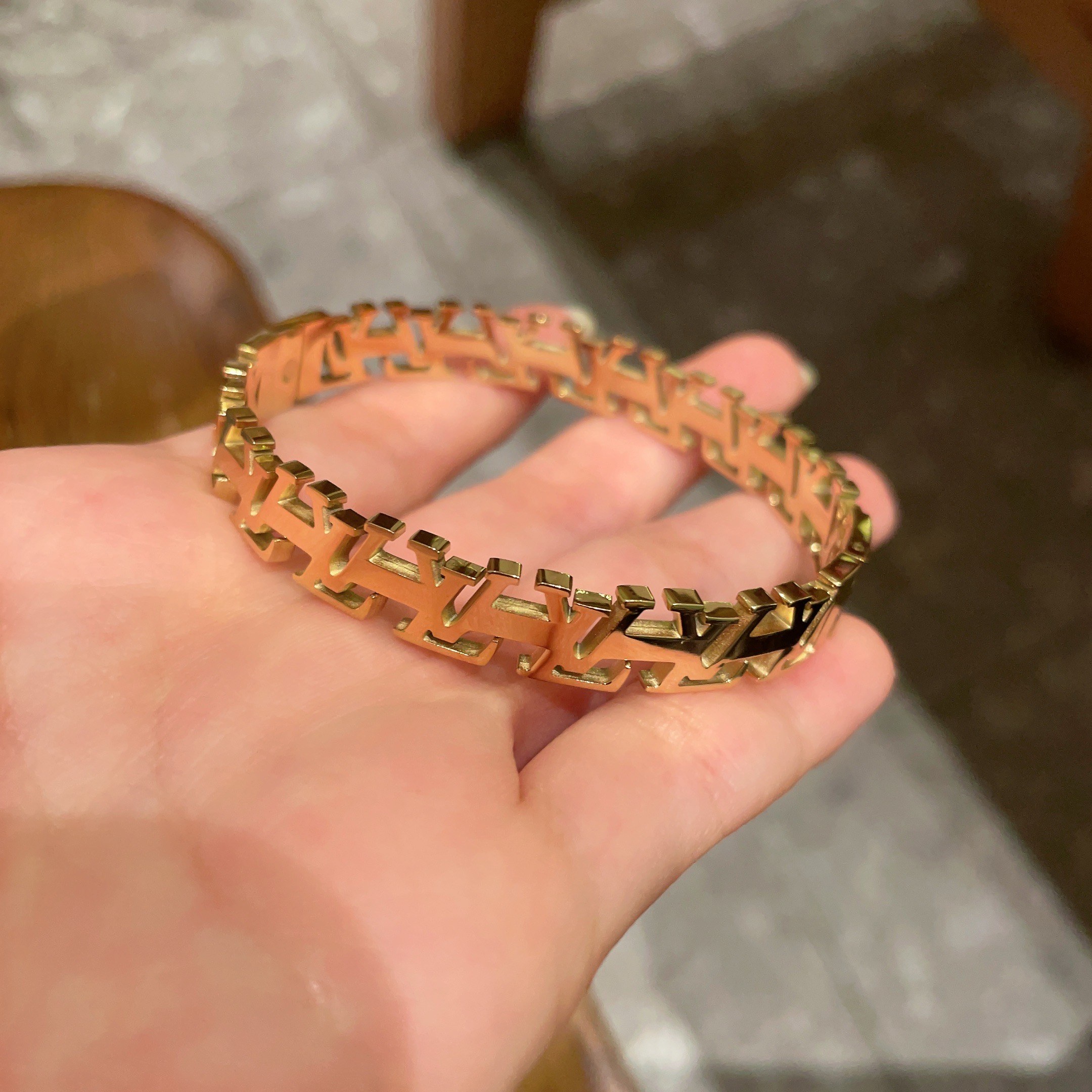 💥新品😍 原单货 LV字母印花雕刻带logo镂空手镯🔹🔹Louis Vuitton 路易威登 🔹专柜一致