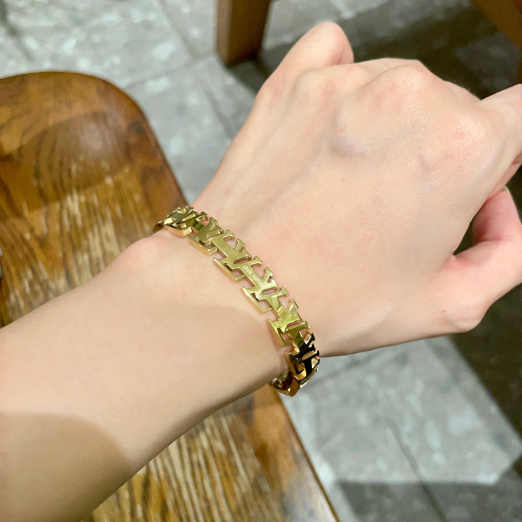 💥新品😍 原单货 LV字母印花雕刻带logo镂空手镯🔹🔹Louis Vuitton 路易威登 🔹专柜一致