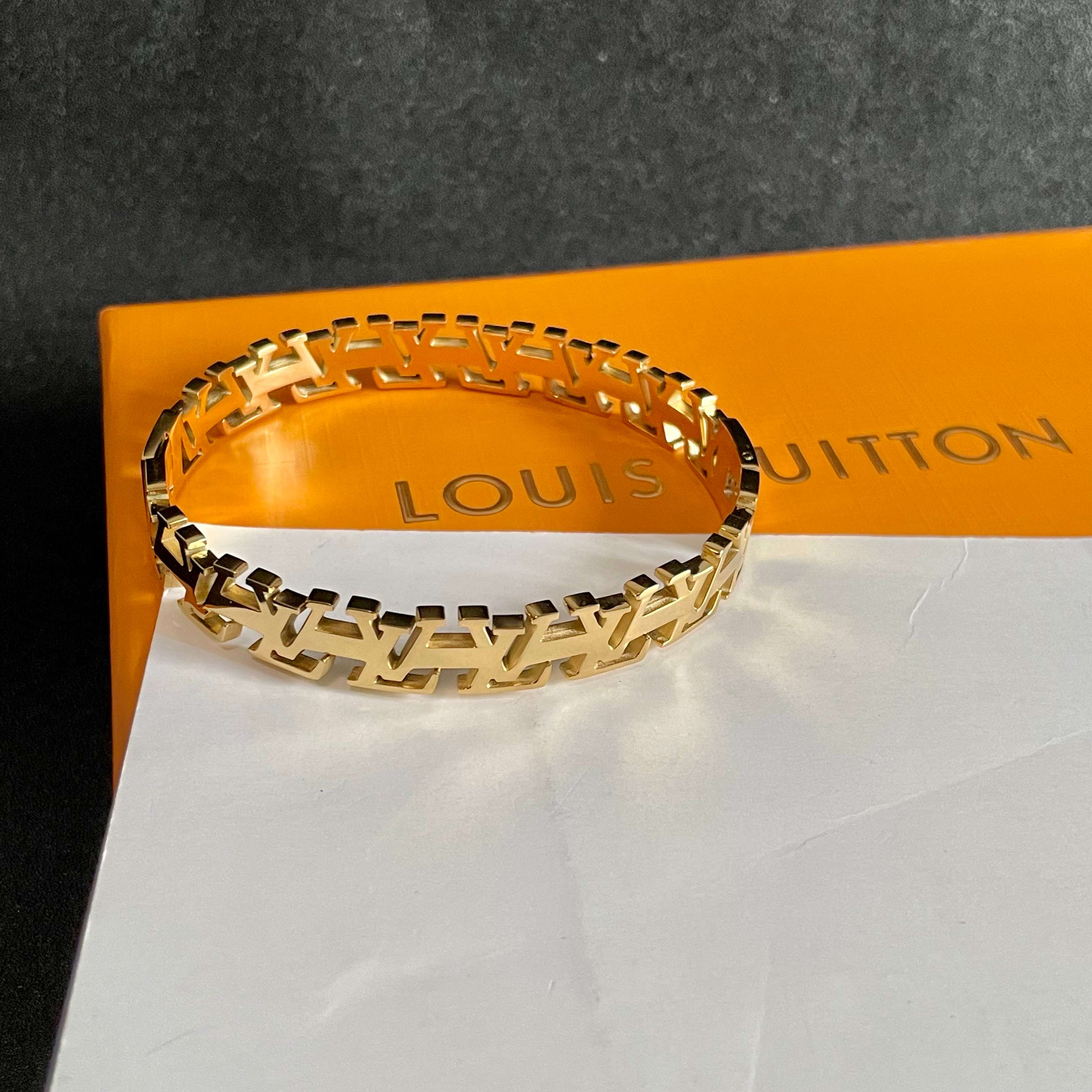 💥新品😍 原单货 LV字母印花雕刻带logo镂空手镯🔹🔹Louis Vuitton 路易威登 🔹专柜一致