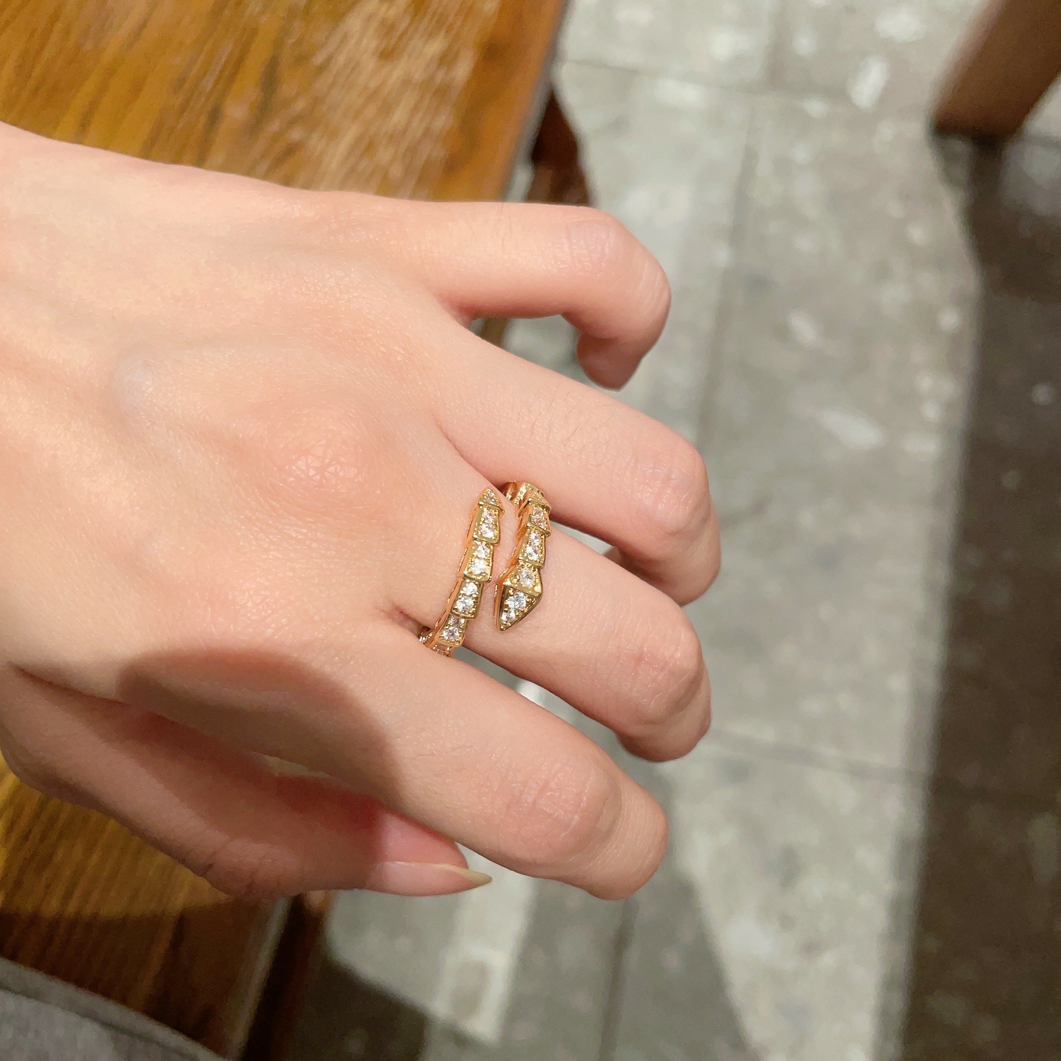  BVLGARI 宝格丽 SPerPenti ViPer 系列蛇骨戒指光面半密镶鳞片蛇骨戒指绝对的拔草一