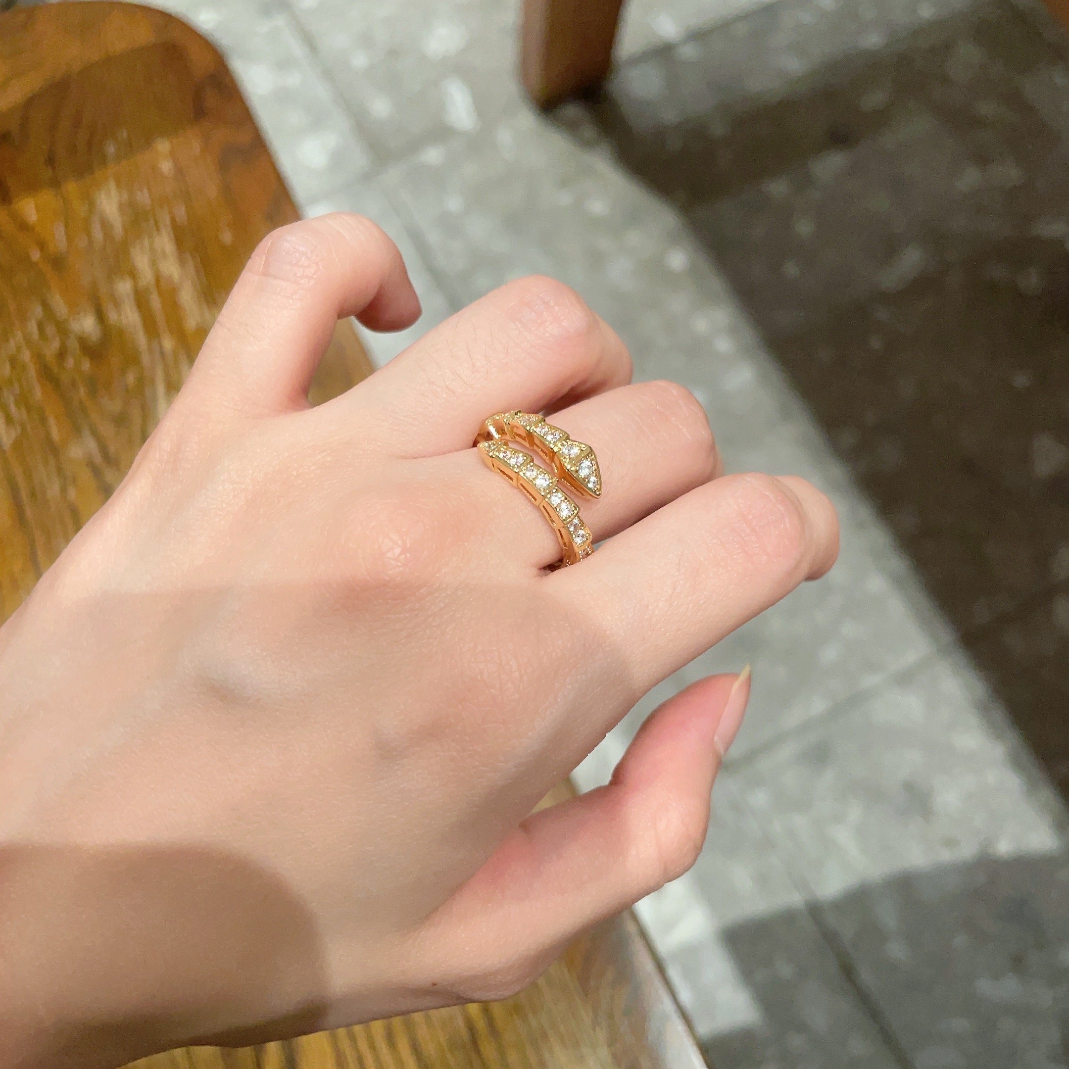  BVLGARI 宝格丽 SPerPenti ViPer 系列蛇骨戒指光面半密镶鳞片蛇骨戒指绝对的拔草一
