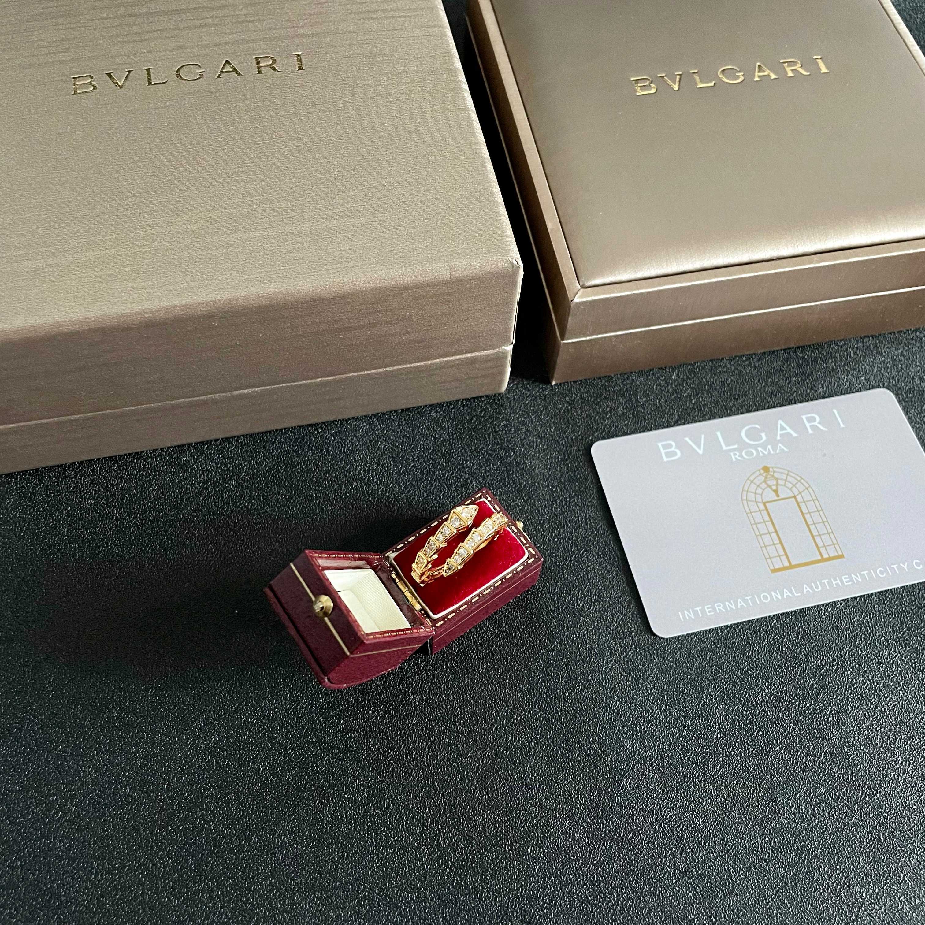  BVLGARI 宝格丽 SPerPenti ViPer 系列蛇骨戒指光面半密镶鳞片蛇骨戒指绝对的拔草一