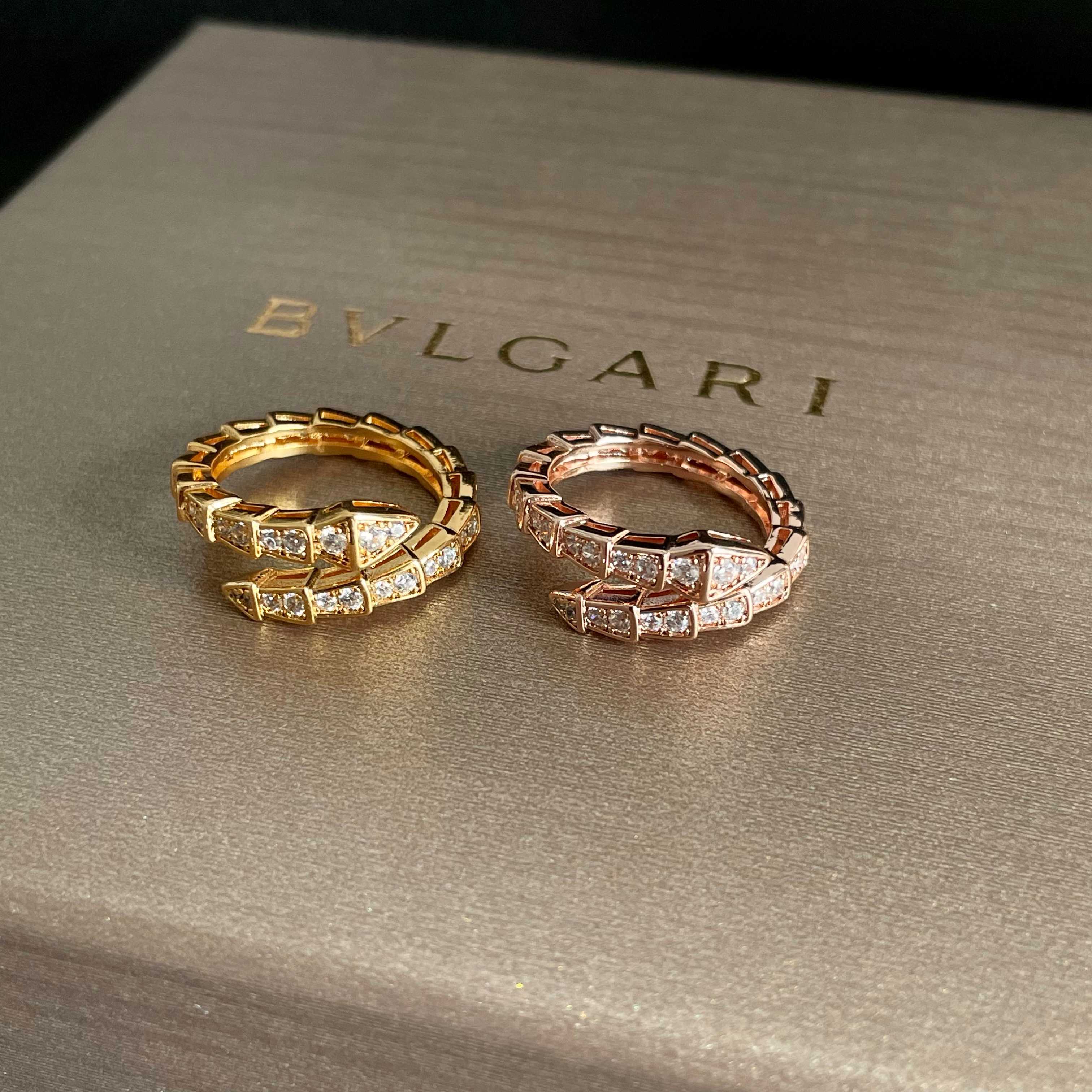  BVLGARI 宝格丽 SPerPenti ViPer 系列蛇骨戒指光面半密镶鳞片蛇骨戒指绝对的拔草一