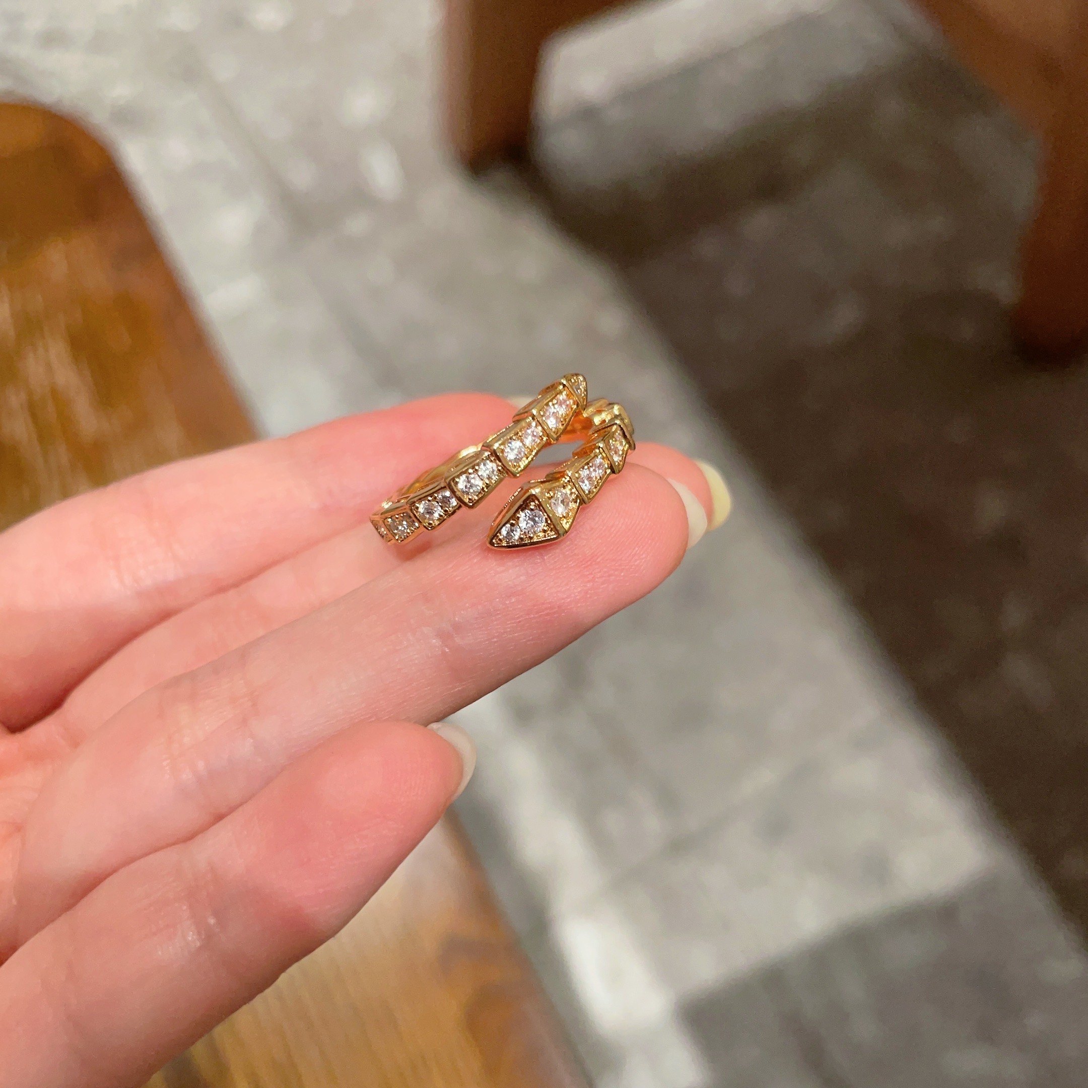  BVLGARI 宝格丽 SPerPenti ViPer 系列蛇骨戒指光面半密镶鳞片蛇骨戒指绝对的拔草一