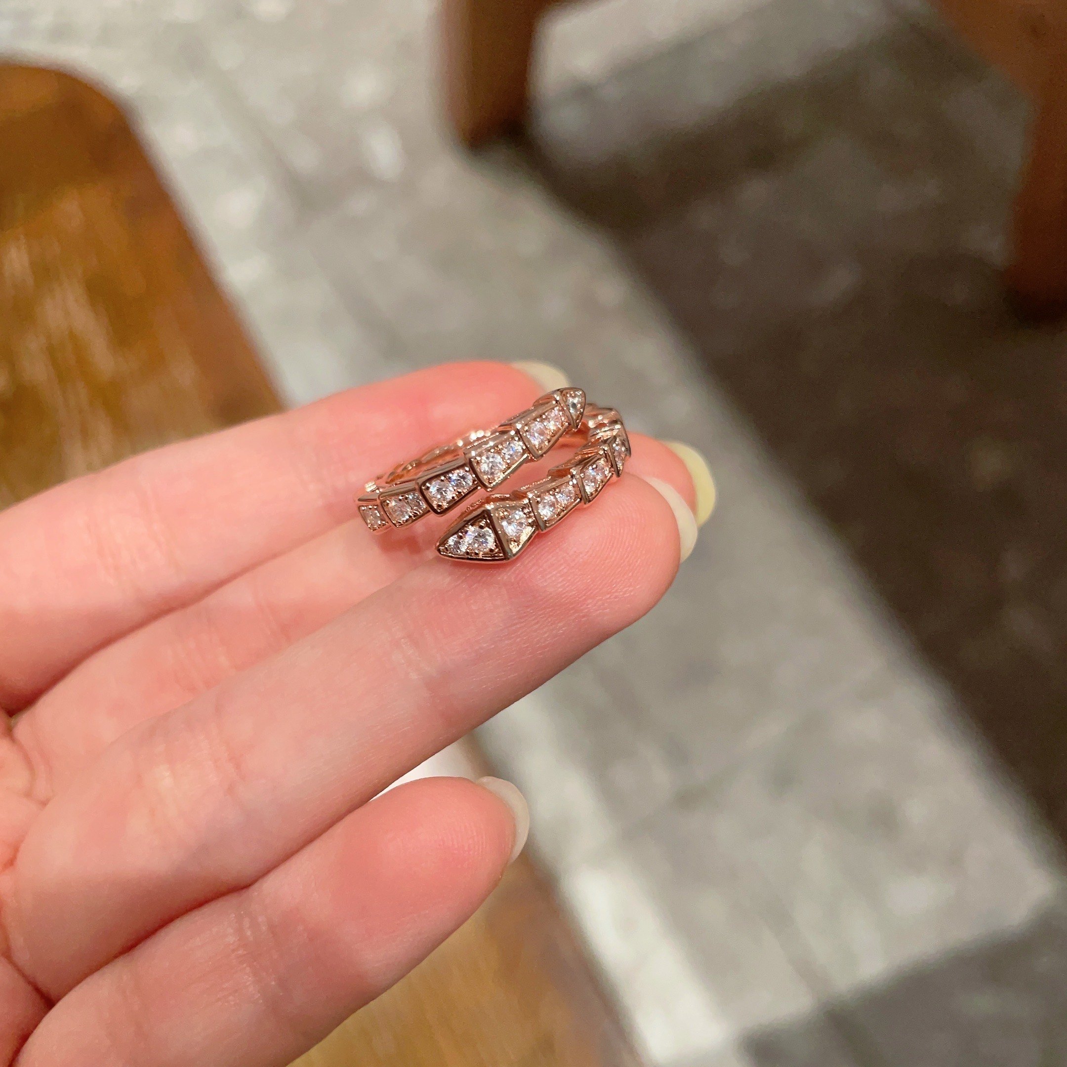  BVLGARI 宝格丽 SPerPenti ViPer 系列蛇骨戒指光面半密镶鳞片蛇骨戒指绝对的拔草一