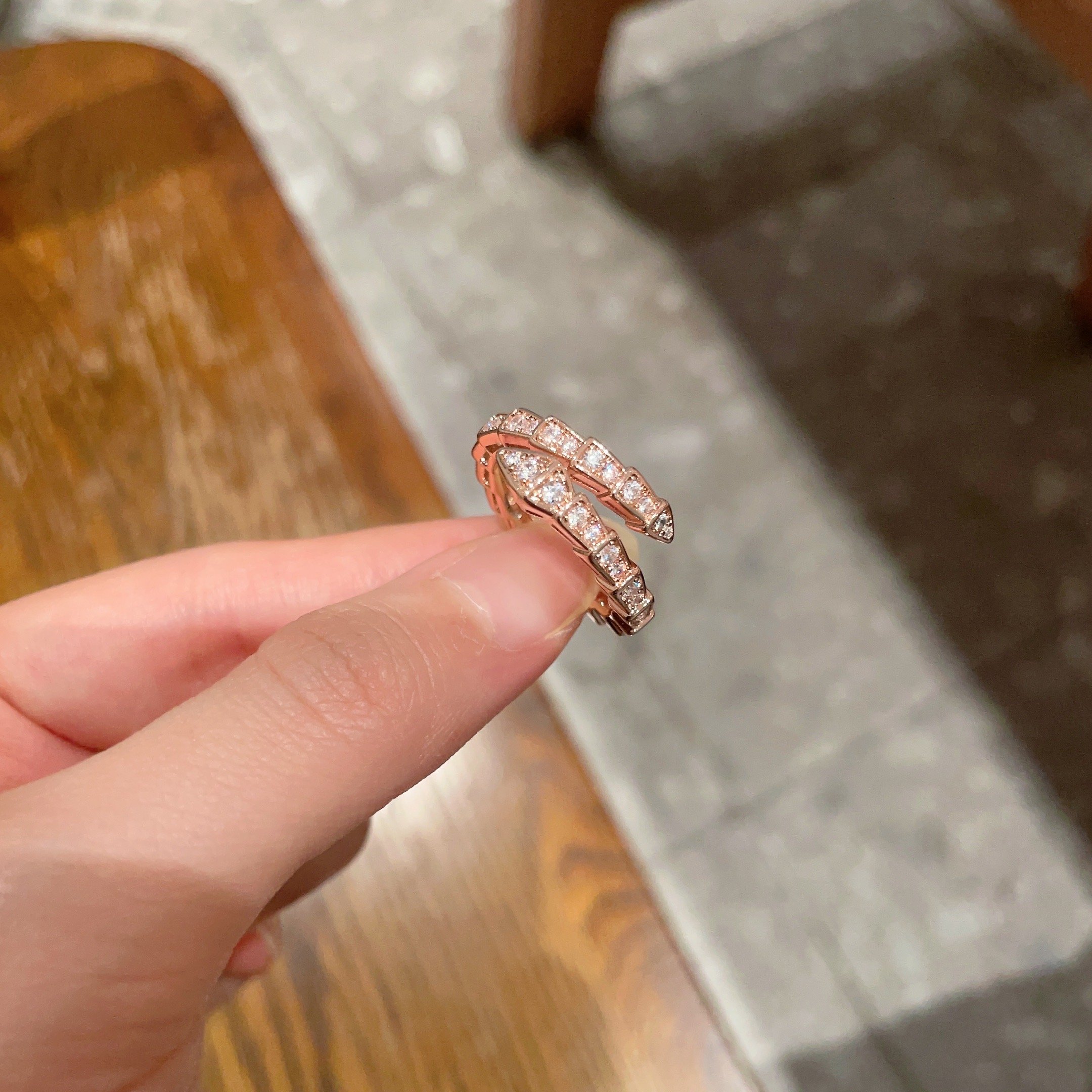  BVLGARI 宝格丽 SPerPenti ViPer 系列蛇骨戒指光面半密镶鳞片蛇骨戒指绝对的拔草一