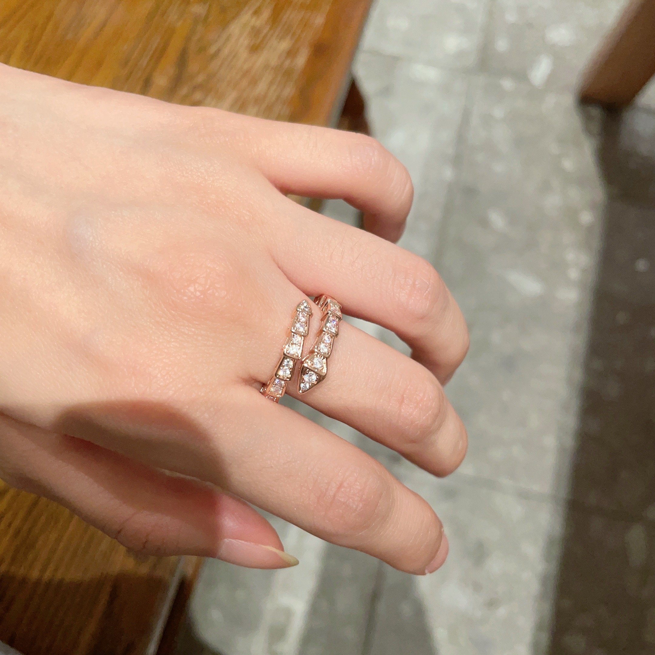  BVLGARI 宝格丽 SPerPenti ViPer 系列蛇骨戒指光面半密镶鳞片蛇骨戒指绝对的拔草一