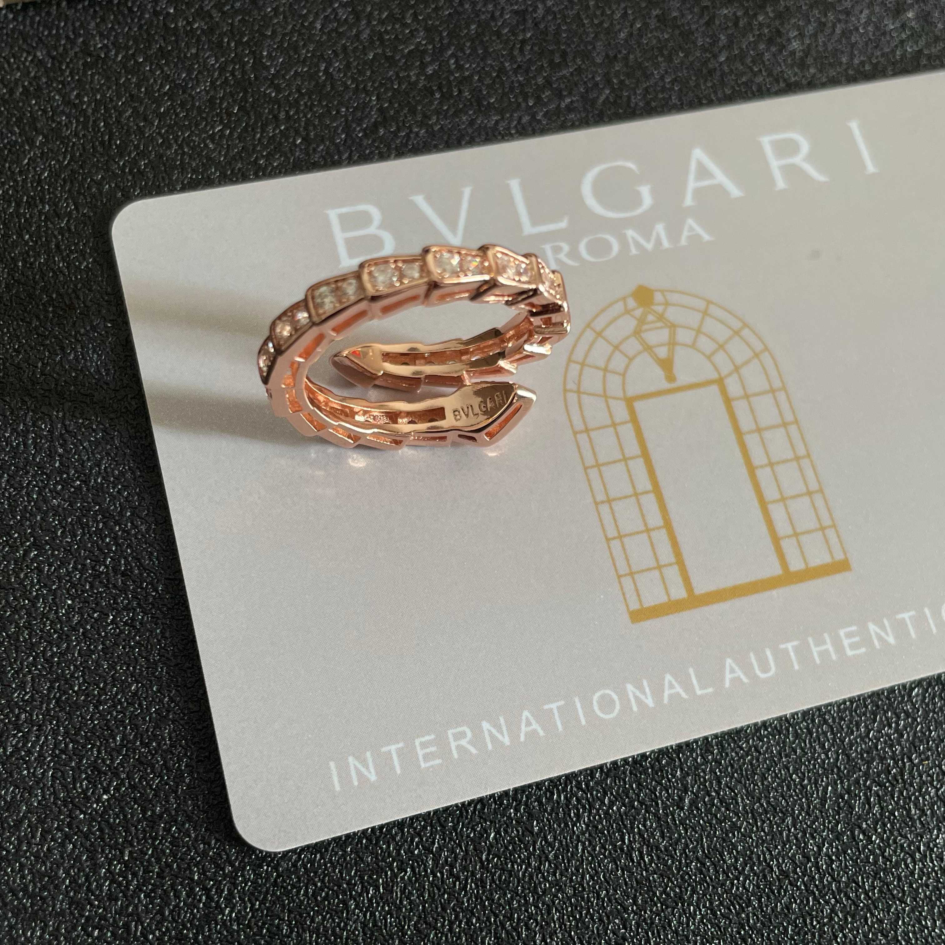  BVLGARI 宝格丽 SPerPenti ViPer 系列蛇骨戒指光面半密镶鳞片蛇骨戒指绝对的拔草一