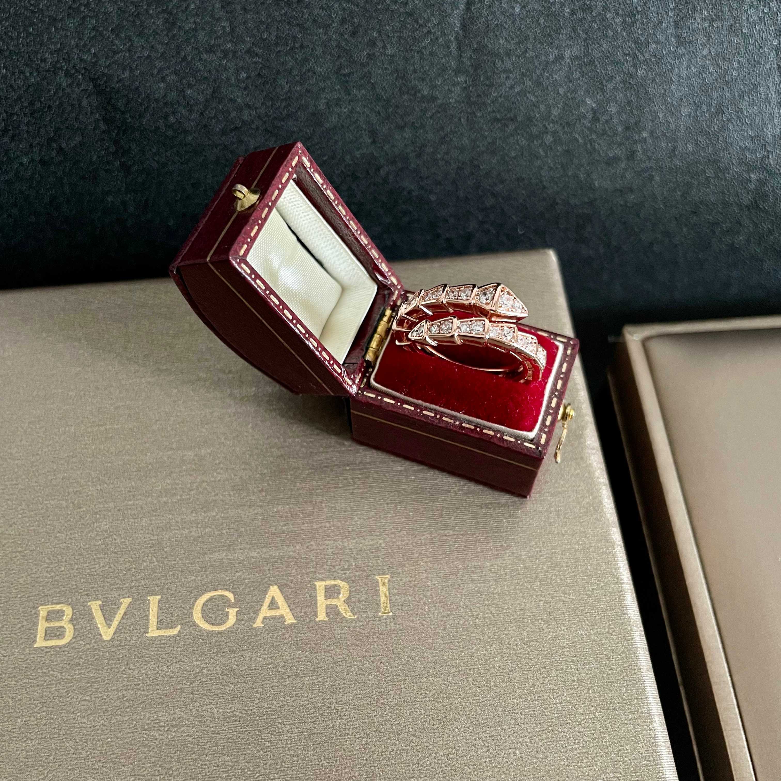  BVLGARI 宝格丽 SPerPenti ViPer 系列蛇骨戒指光面半密镶鳞片蛇骨戒指绝对的拔草一