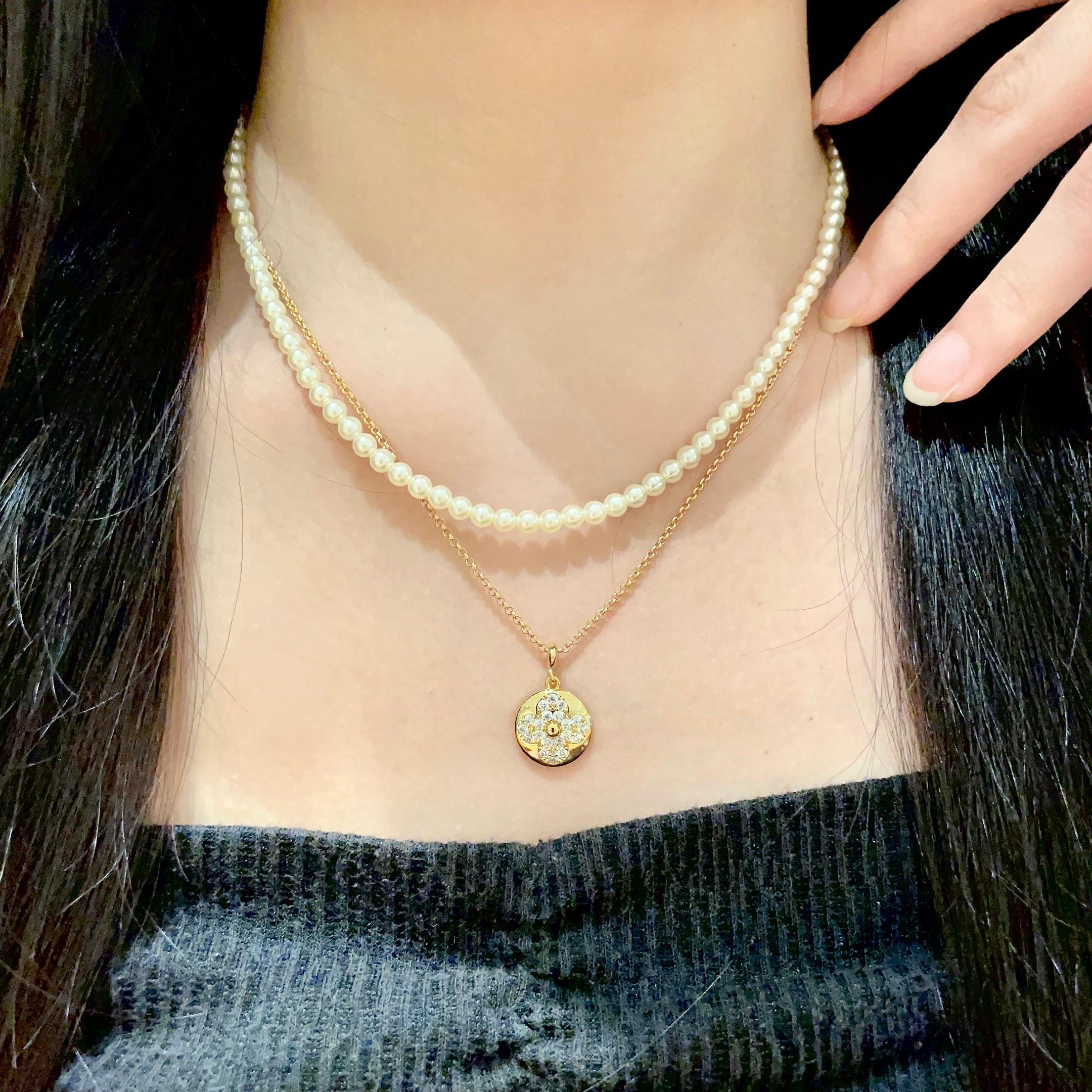 💥💥💥LOUISVUITTON以 经典花纹图案设计 双花 款设计方式吊坠LV品牌标志设计，经典标志理念、