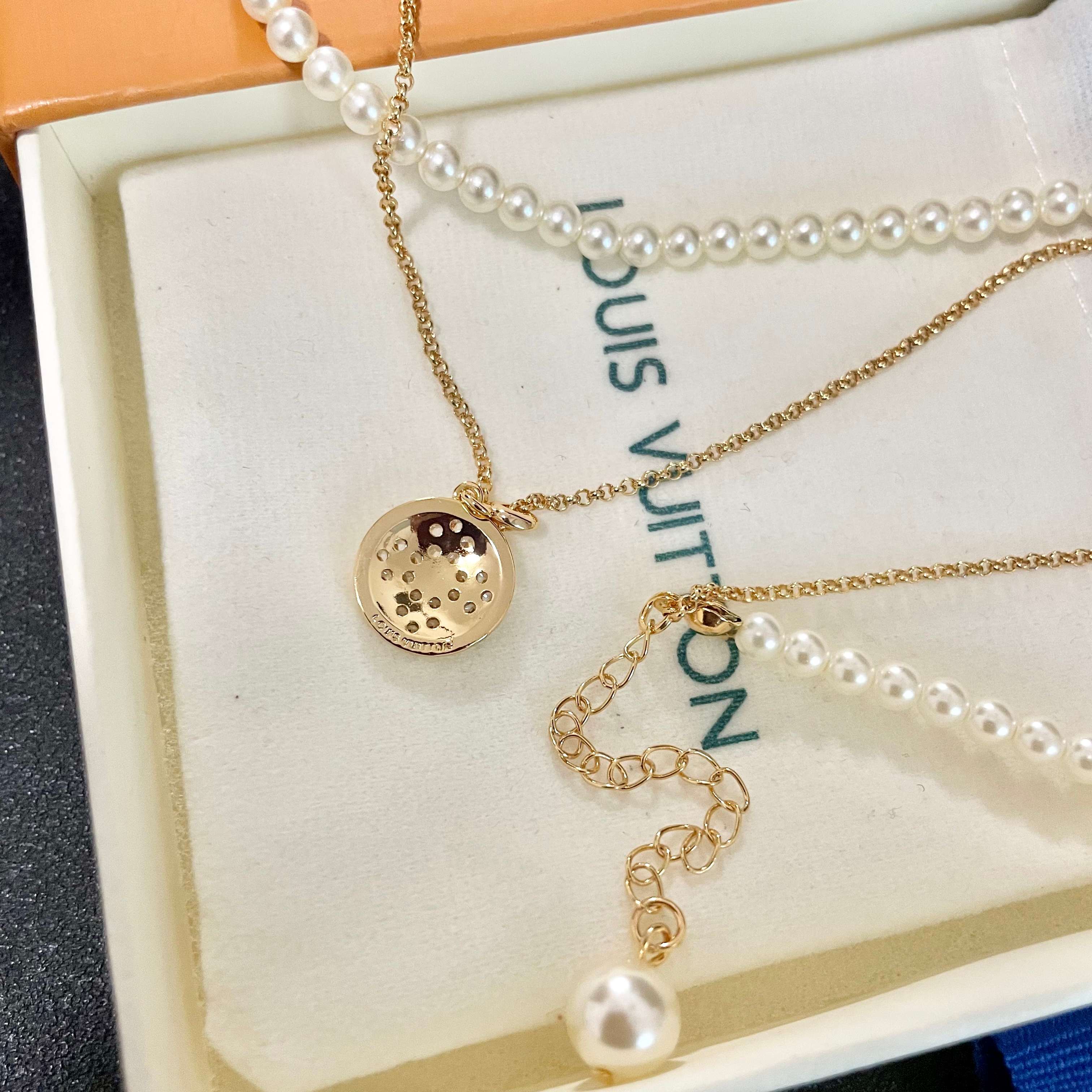 💥💥💥LOUISVUITTON以 经典花纹图案设计 双花 款设计方式吊坠LV品牌标志设计，经典标志理念、