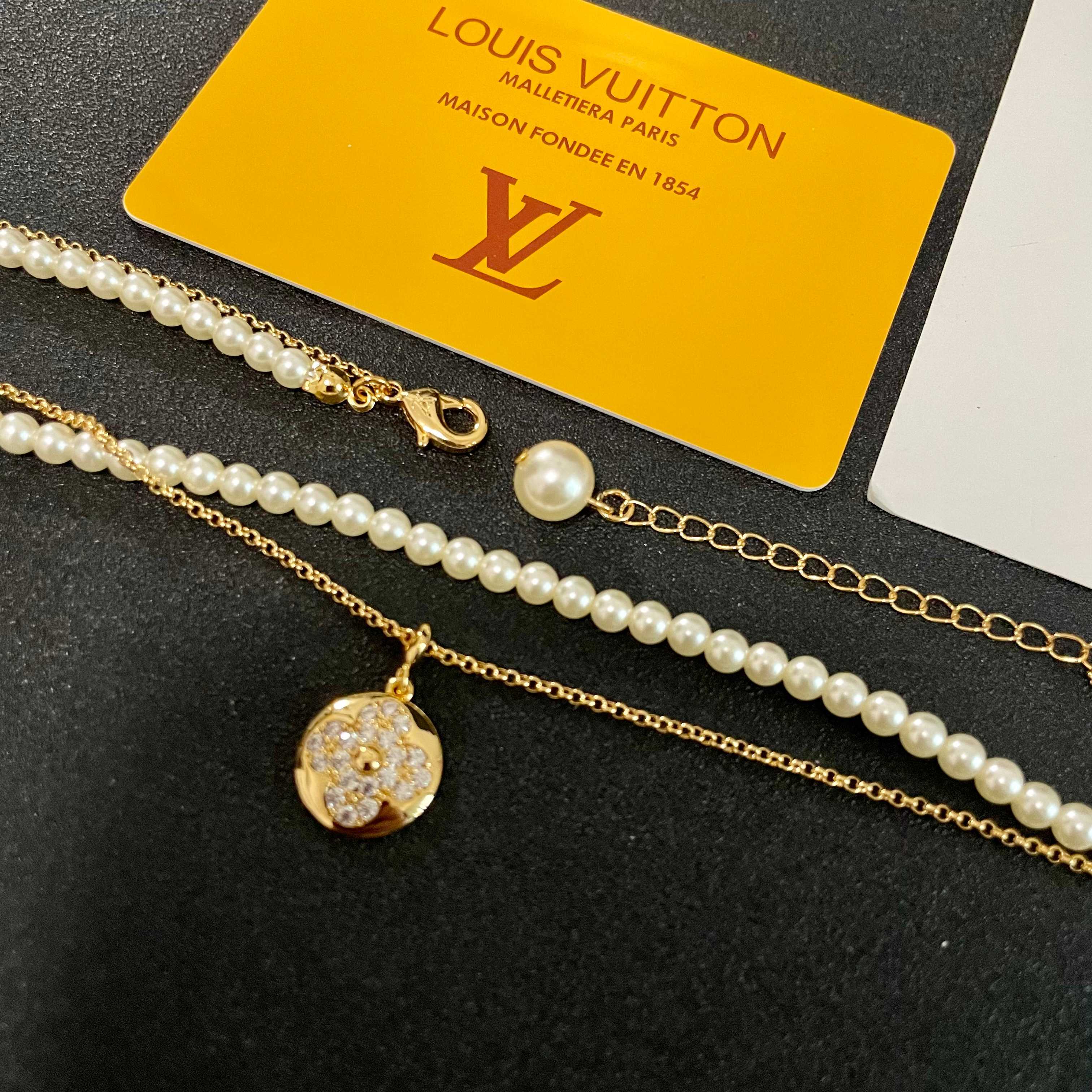 💥💥💥LOUISVUITTON以 经典花纹图案设计 双花 款设计方式吊坠LV品牌标志设计，经典标志理念、
