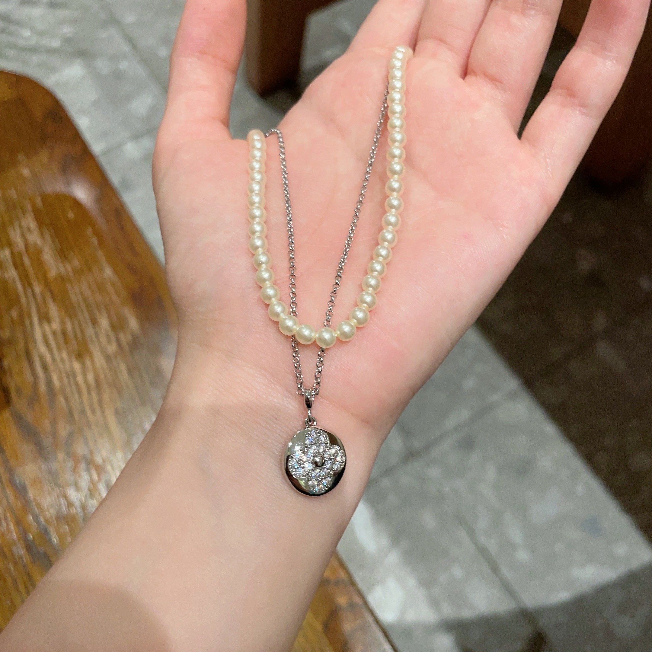 💥💥💥LOUISVUITTON以 经典花纹图案设计 双花 款设计方式吊坠LV品牌标志设计，经典标志理念、