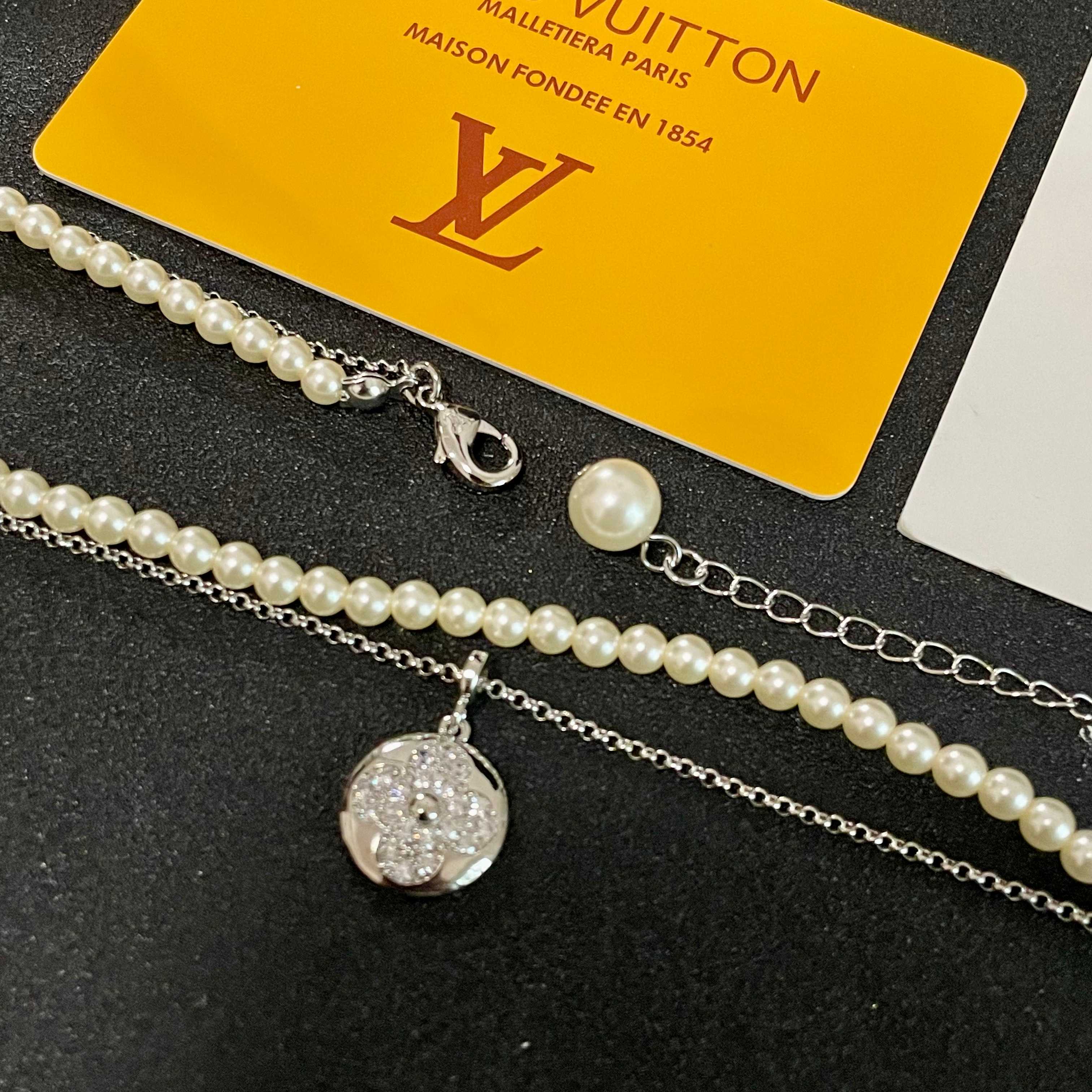 💥💥💥LOUISVUITTON以 经典花纹图案设计 双花 款设计方式吊坠LV品牌标志设计，经典标志理念、