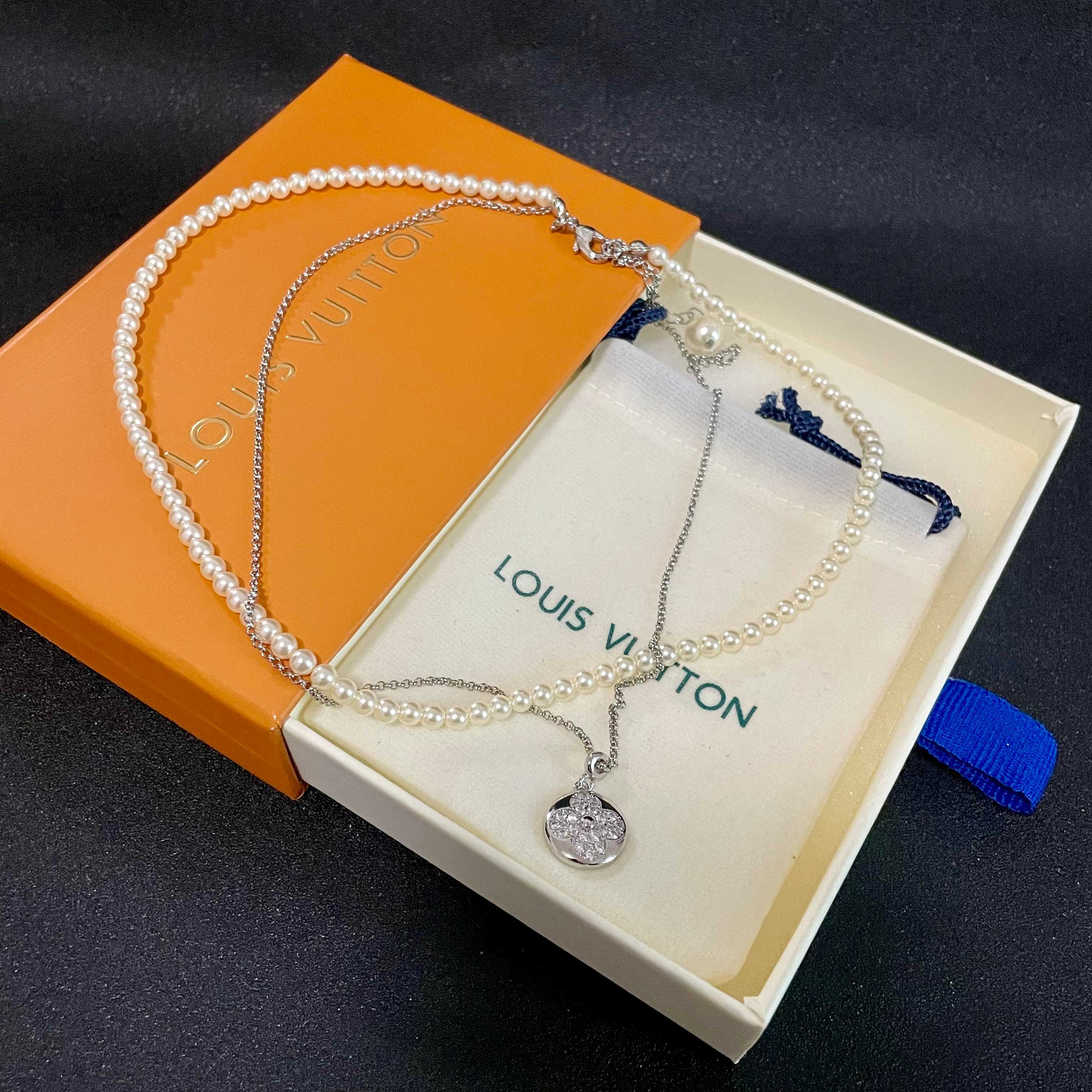 💥💥💥LOUISVUITTON以 经典花纹图案设计 双花 款设计方式吊坠LV品牌标志设计，经典标志理念、