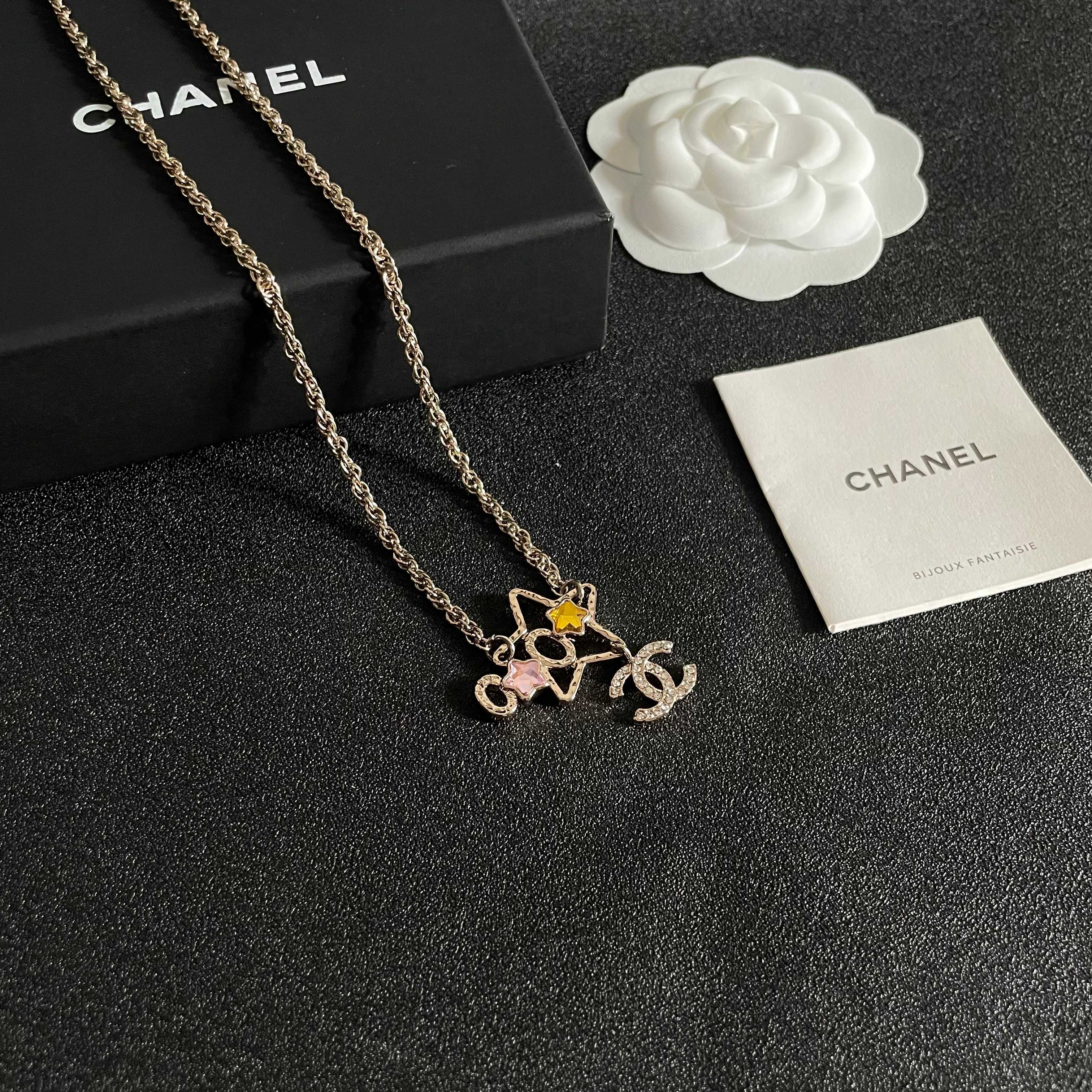  Chanel香奈儿 中古 项链👀小香家的款式真心无需多介绍😘🎶每一款都超好看，精致大方，非常显气质。