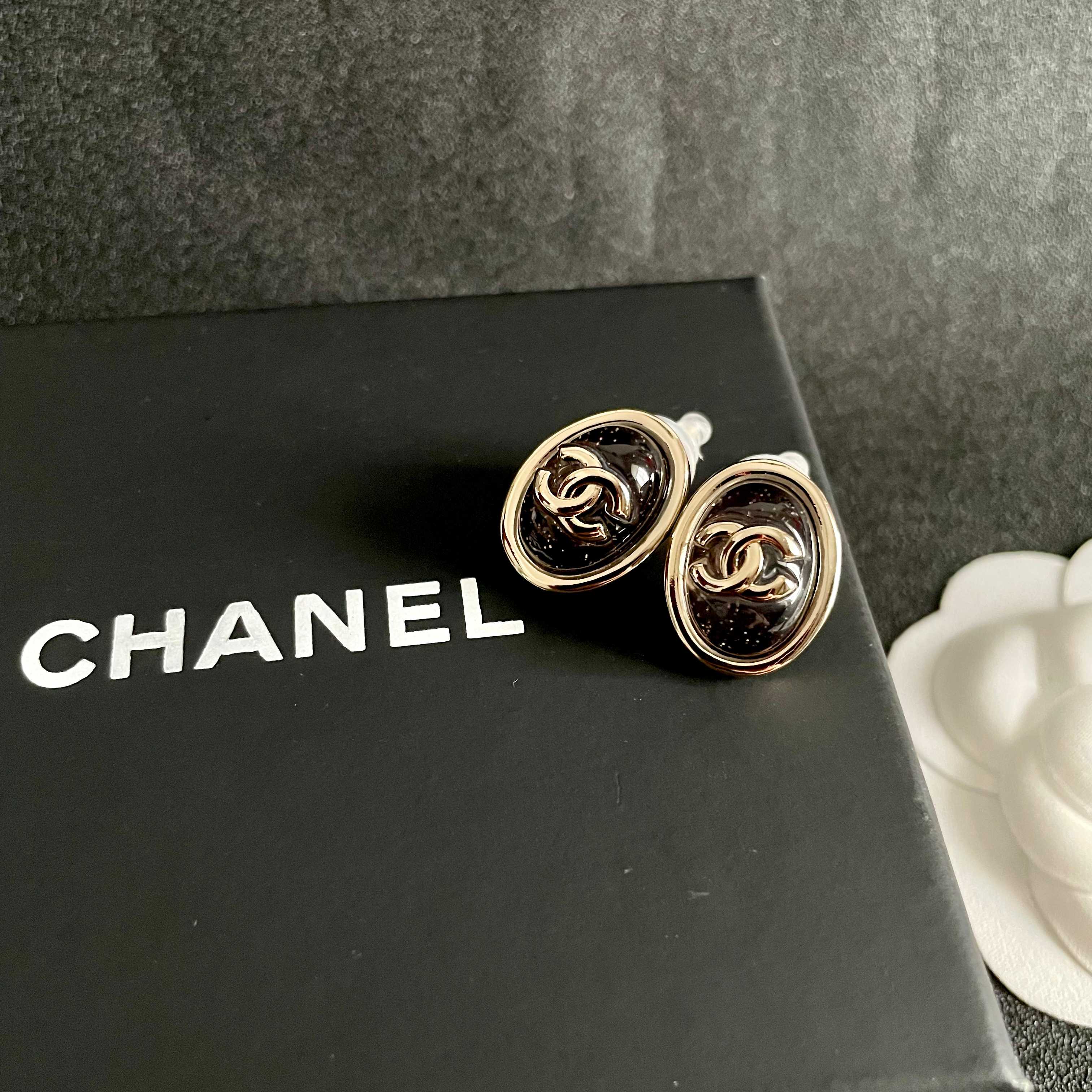  Chanel香奈儿 中古 双C耳钉👀原版复刻logo 小香家的款式真心无需多介绍😘🎶每一款都超好看，精