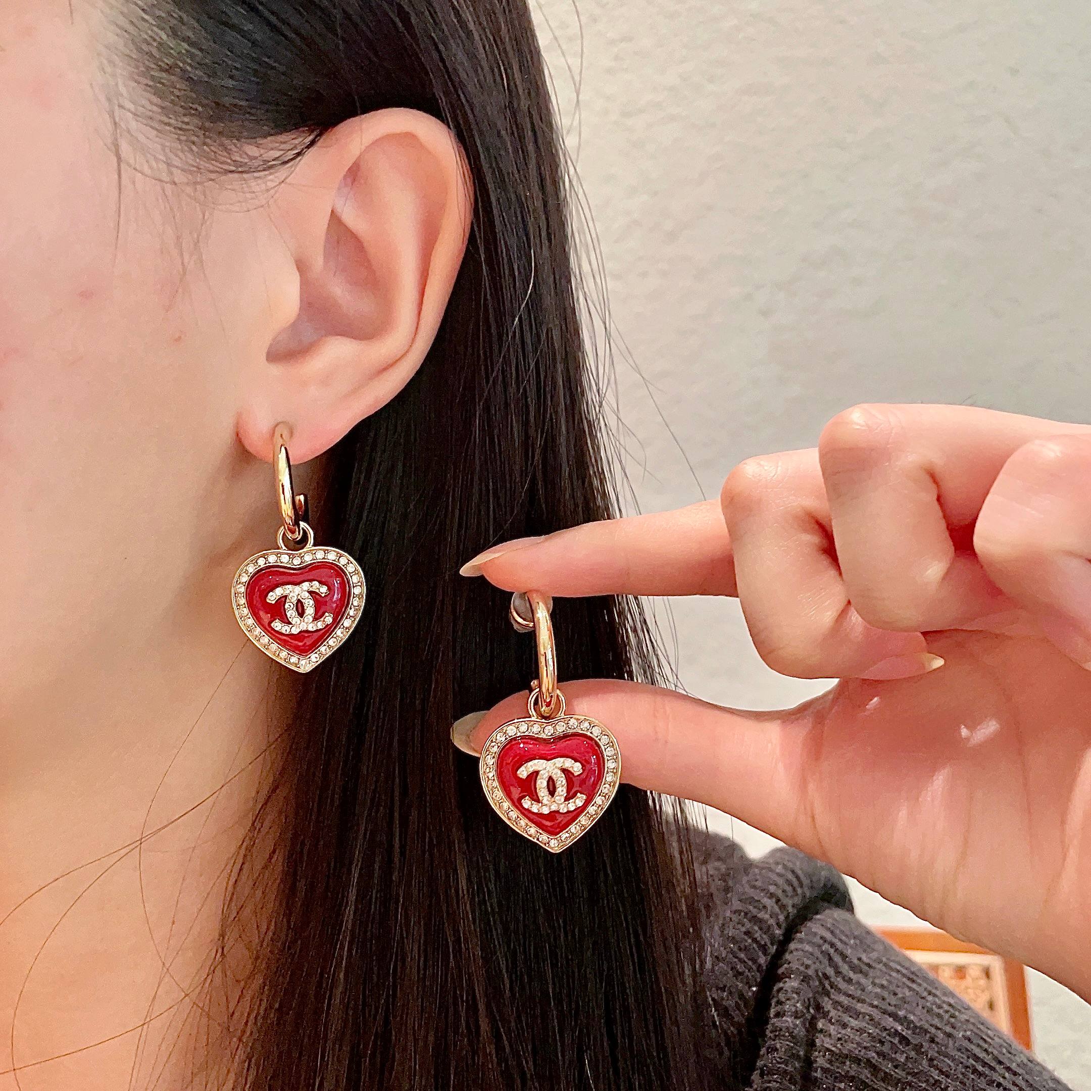  Chanel香奈儿 中古 双C耳钉👀原版复刻logo 小香家的款式真心无需多介绍😘🎶每一款都超好看，精