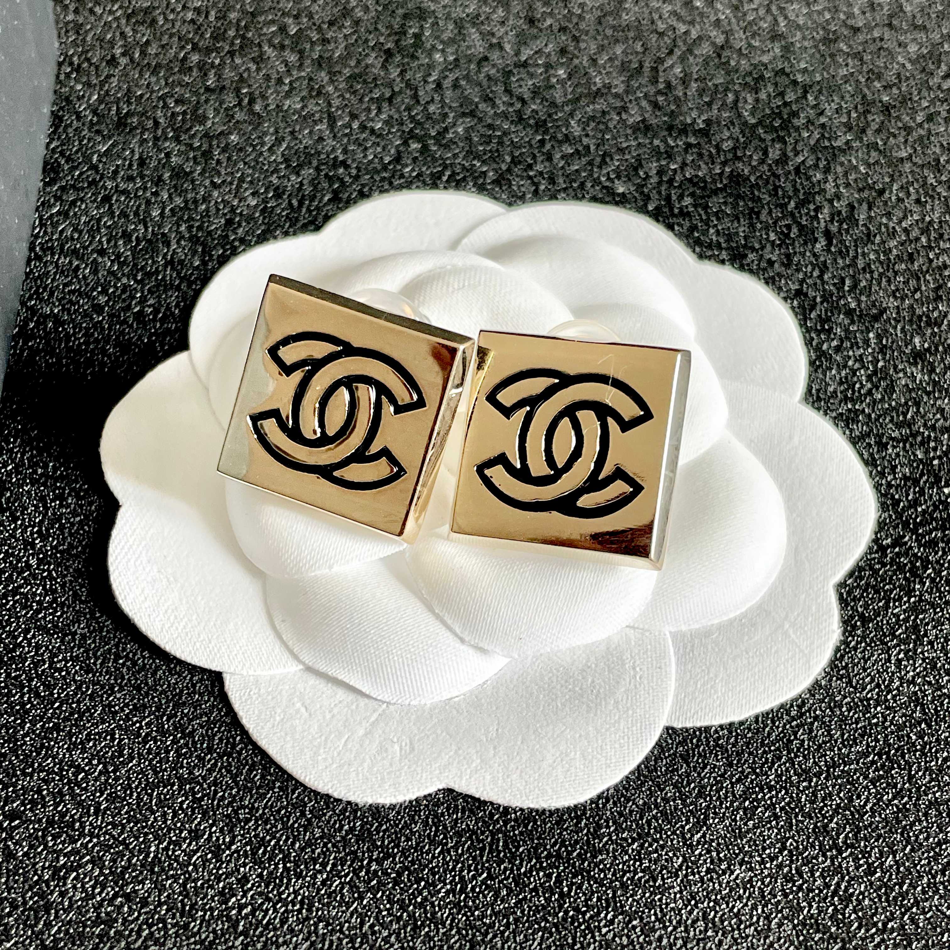  Chanel香奈儿 中古 双C耳钉👀原版复刻logo 小香家的款式真心无需多介绍😘🎶每一款都超好看，精
