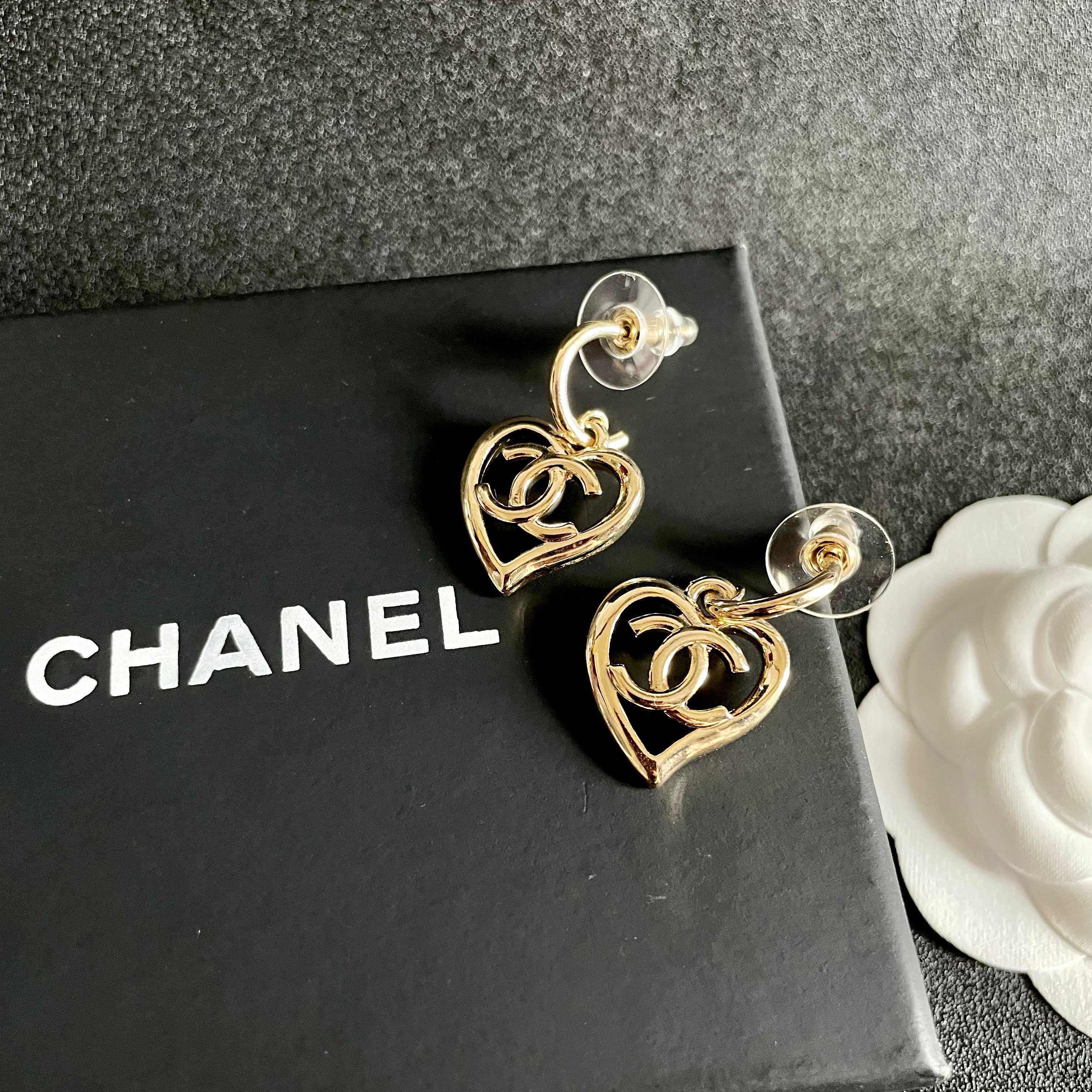  Chanel香奈儿 中古 双C耳钉👀原版复刻logo 小香家的款式真心无需多介绍😘🎶每一款都超好看，精