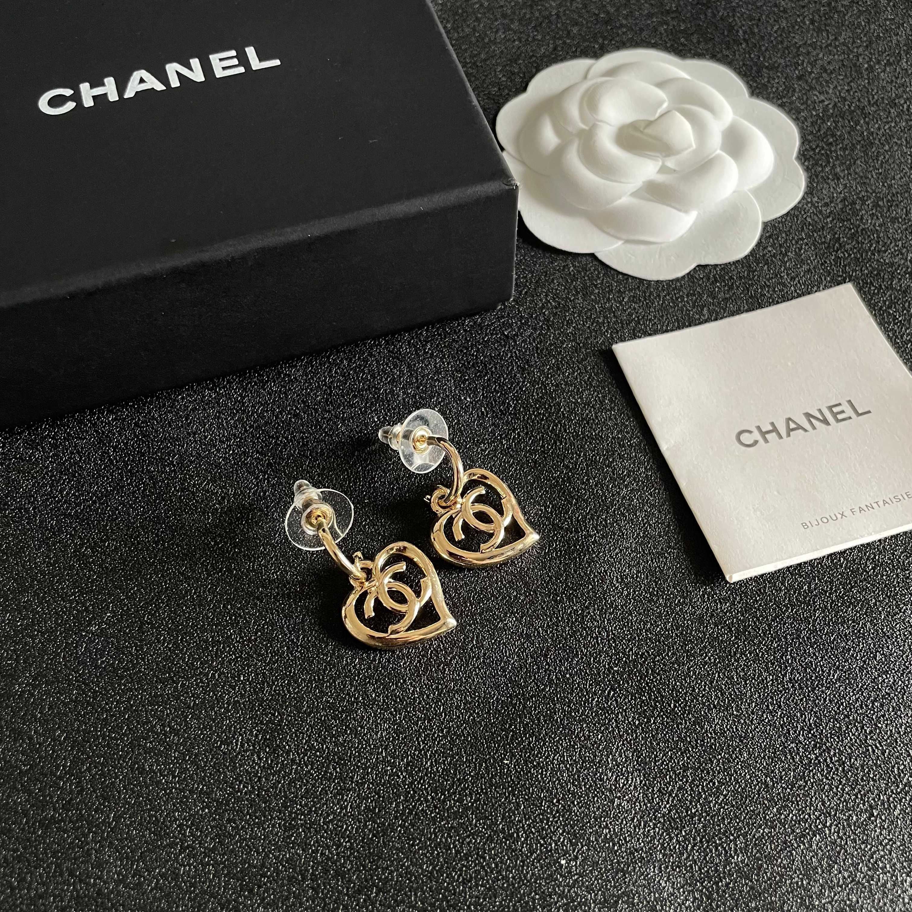 Chanel香奈儿 中古 双C耳钉👀原版复刻logo 小香家的款式真心无需多介绍😘🎶每一款都超好看，精
