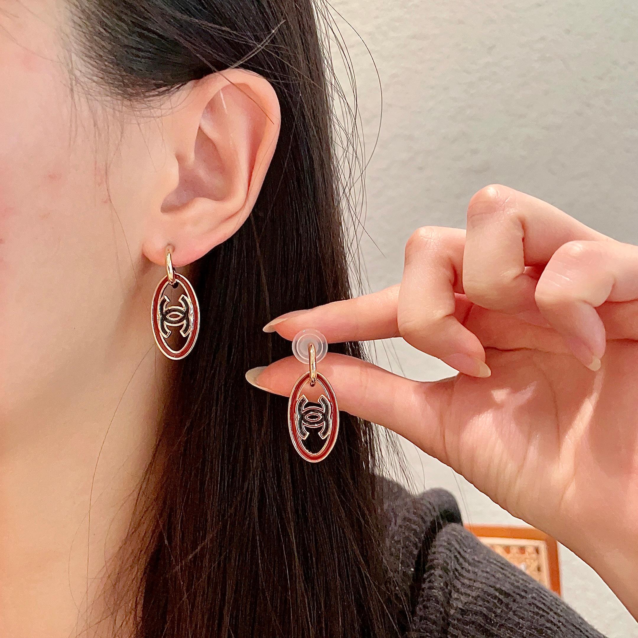  Chanel香奈儿 中古 双C耳钉👀原版复刻logo 小香家的款式真心无需多介绍😘🎶每一款都超好看，精
