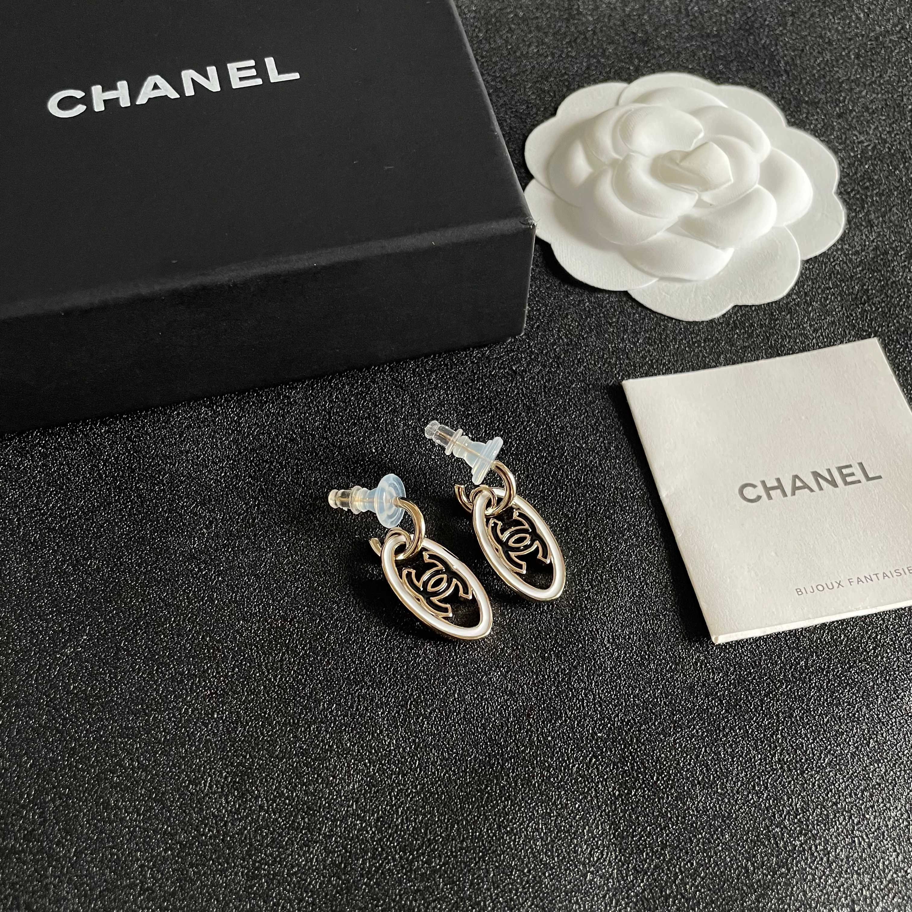  Chanel香奈儿 中古 双C耳钉👀原版复刻logo 小香家的款式真心无需多介绍😘🎶每一款都超好看，精