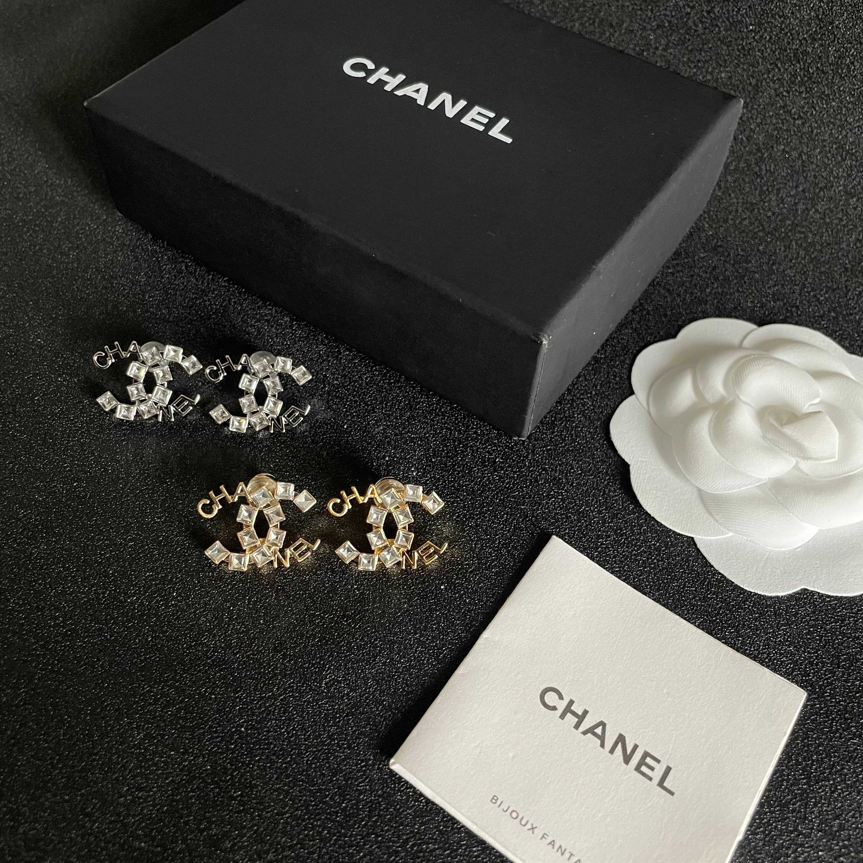  Chanel香奈儿 中古 双C耳钉👀原版复刻logo 小香家的款式真心无需多介绍😘🎶每一款都超好看，精