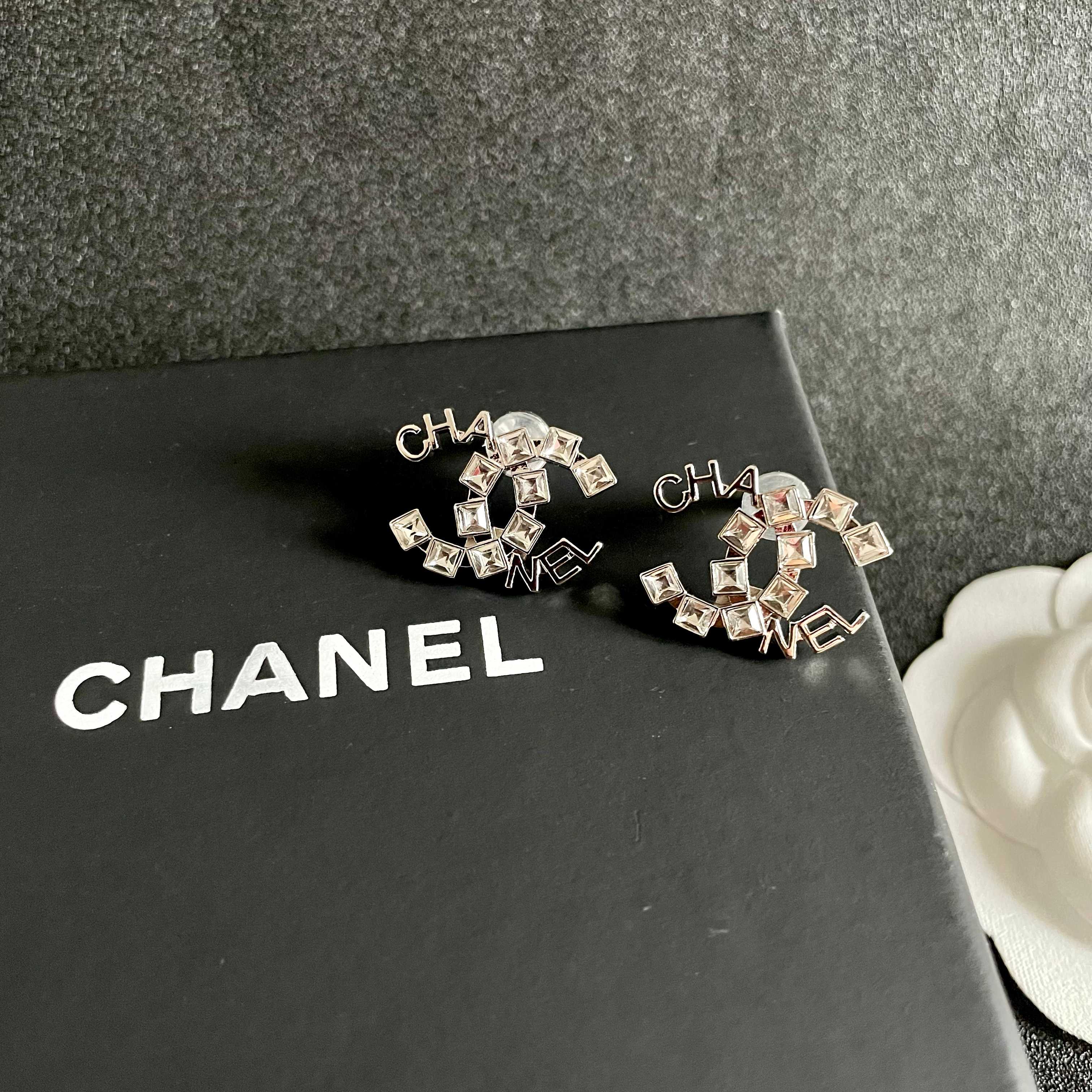  Chanel香奈儿 中古 双C耳钉👀原版复刻logo 小香家的款式真心无需多介绍😘🎶每一款都超好看，精