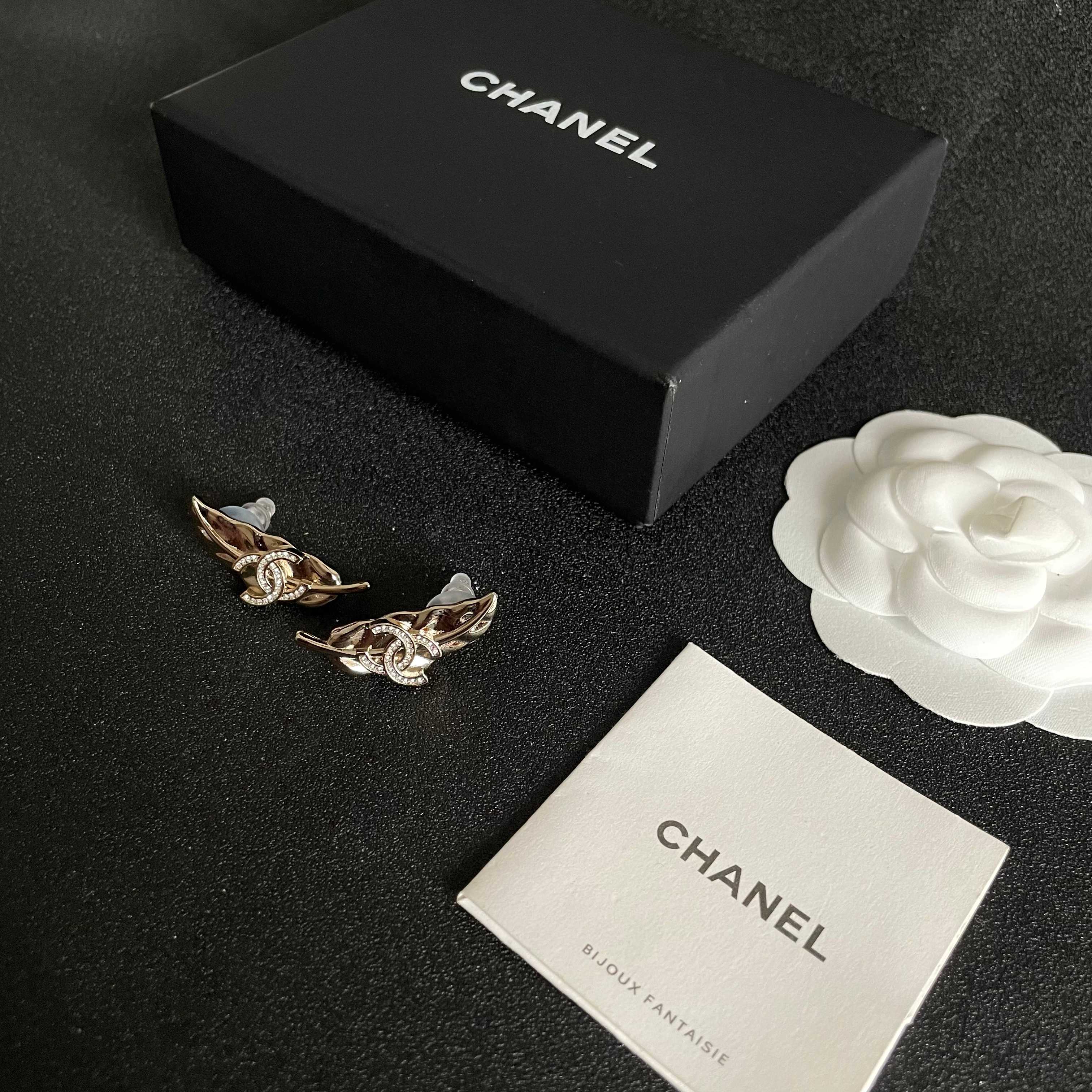  Chanel香奈儿 中古 双C耳钉👀原版复刻logo 小香家的款式真心无需多介绍😘🎶每一款都超好看，精