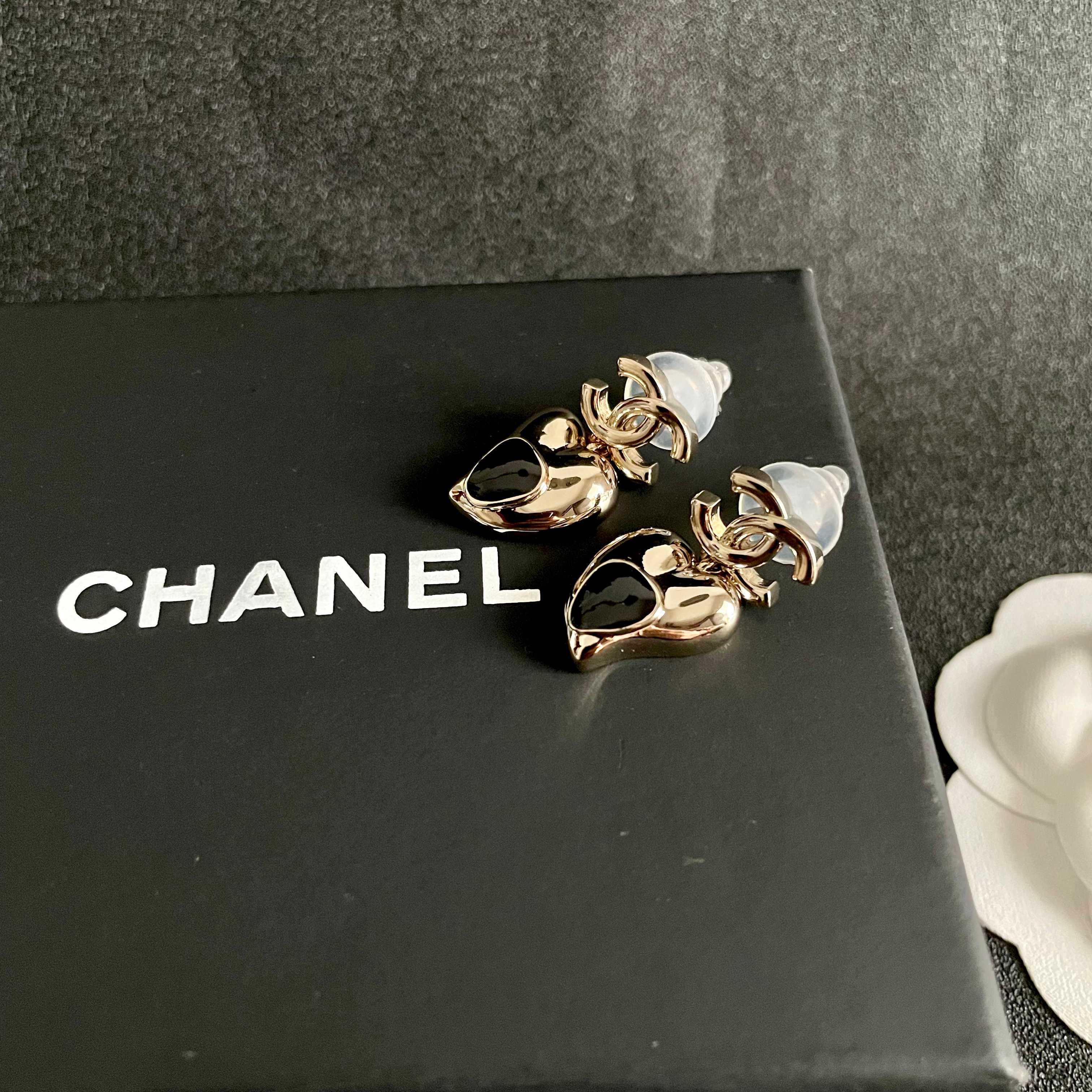 Chanel香奈儿 中古 双C耳钉👀原版复刻logo 小香家的款式真心无需多介绍😘🎶每一款都超好看，精