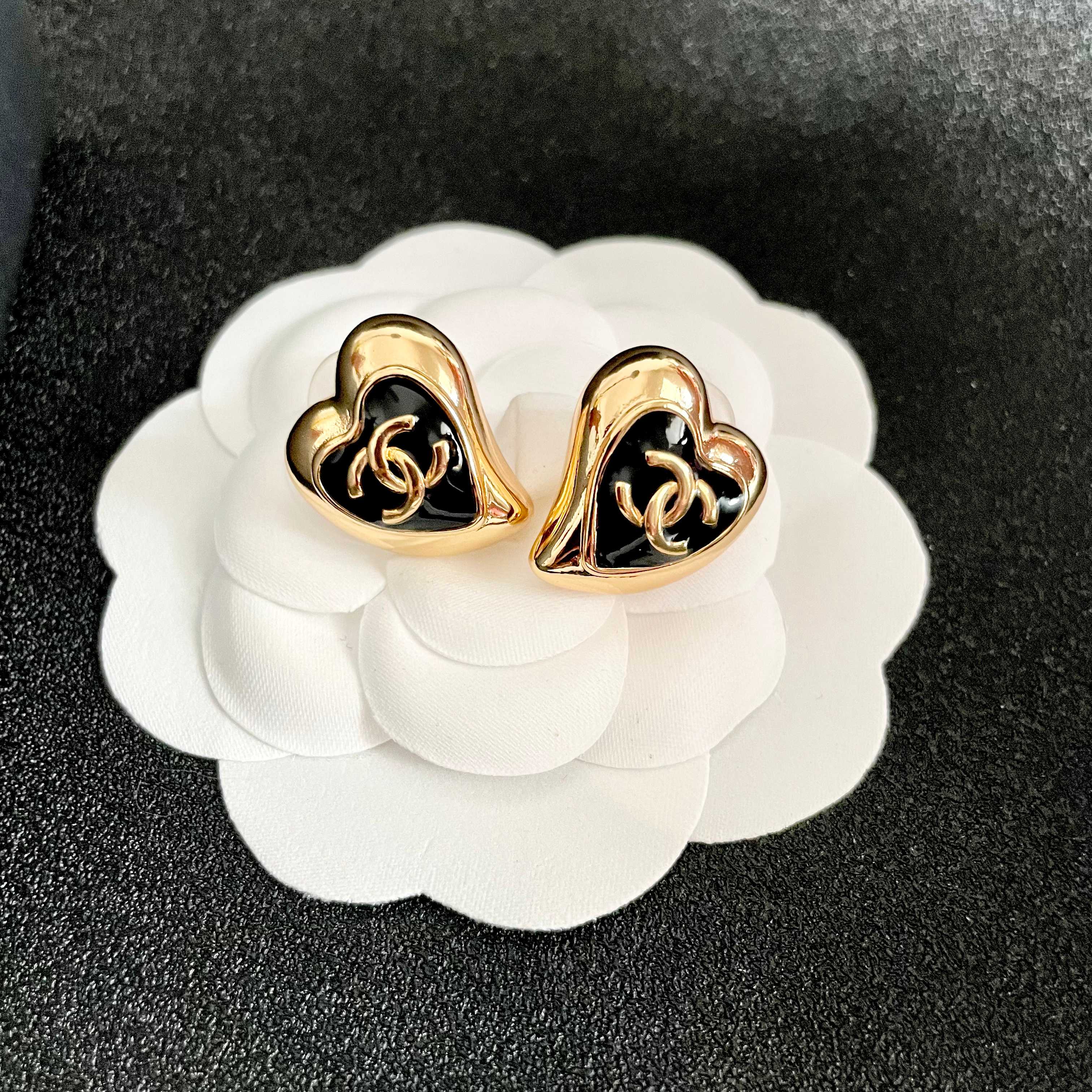  Chanel香奈儿 中古 双C耳钉👀原版复刻logo 小香家的款式真心无需多介绍😘🎶每一款都超好看，精