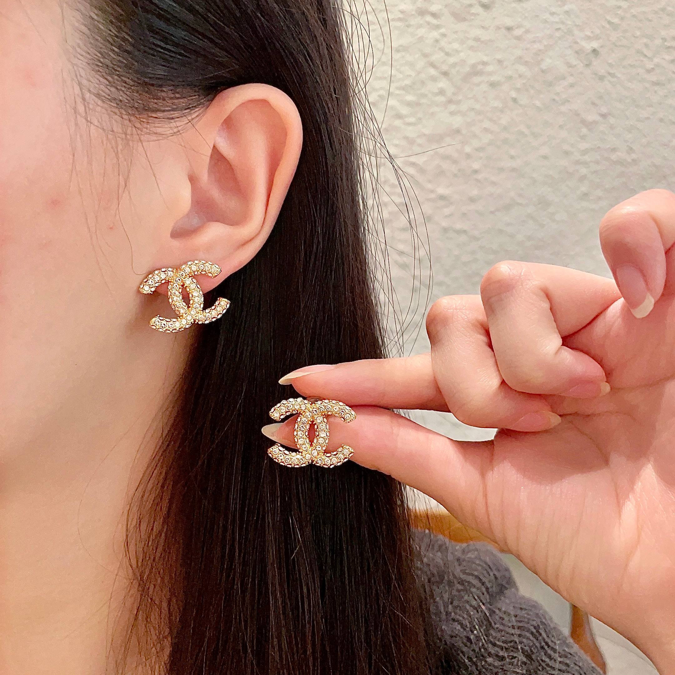  Chanel香奈儿 中古 双C耳钉👀原版复刻logo 小香家的款式真心无需多介绍😘🎶每一款都超好看，精