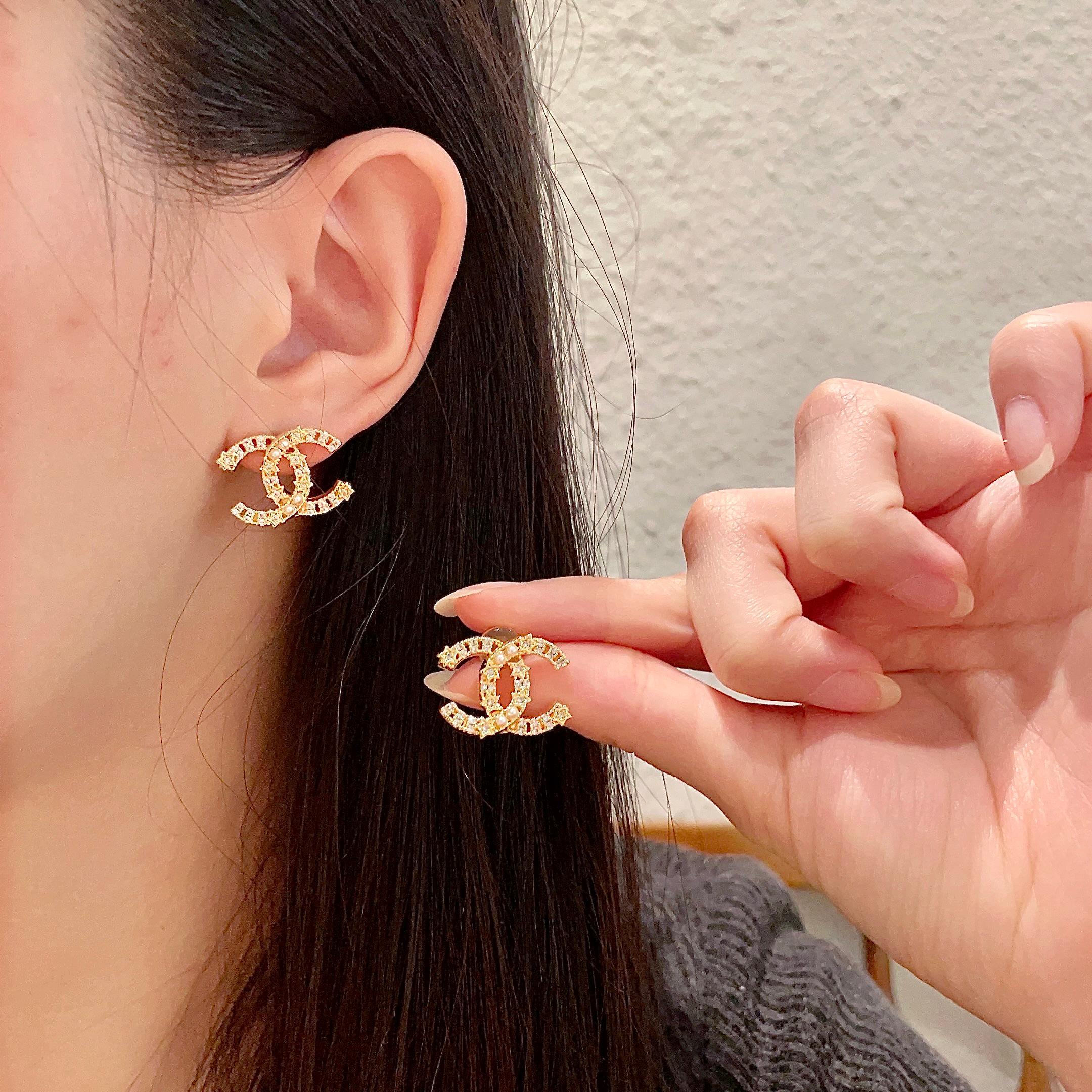  Chanel香奈儿 中古 双C耳钉👀原版复刻logo 小香家的款式真心无需多介绍😘🎶每一款都超好看，精
