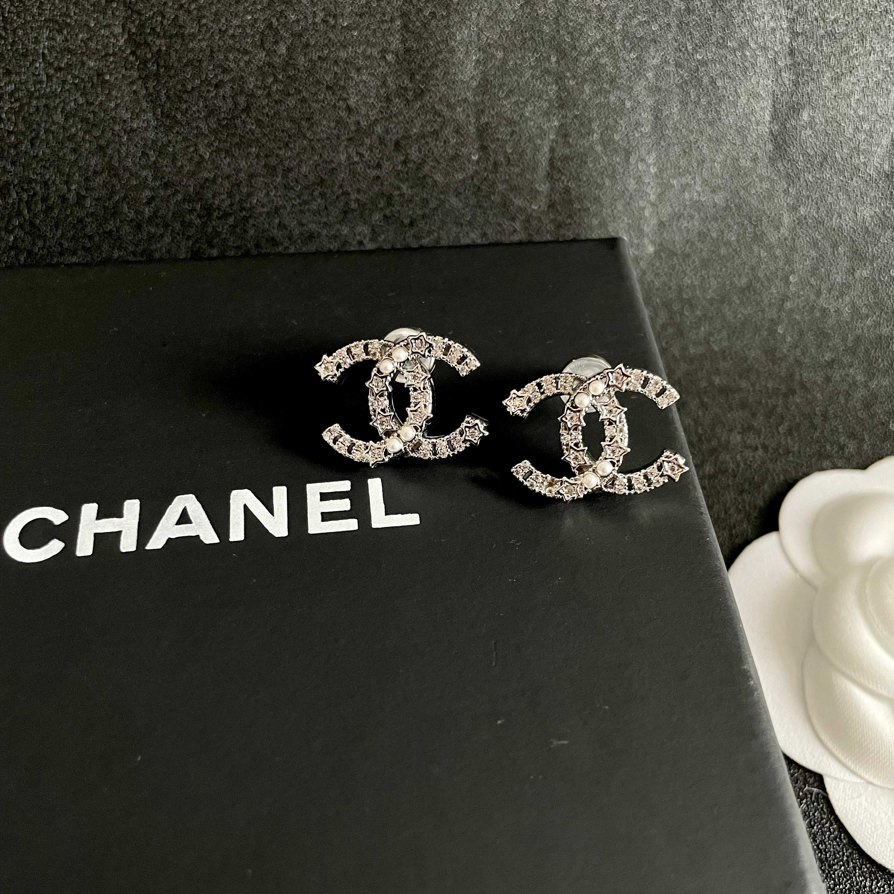  Chanel香奈儿 中古 双C耳钉👀原版复刻logo 小香家的款式真心无需多介绍😘🎶每一款都超好看，精