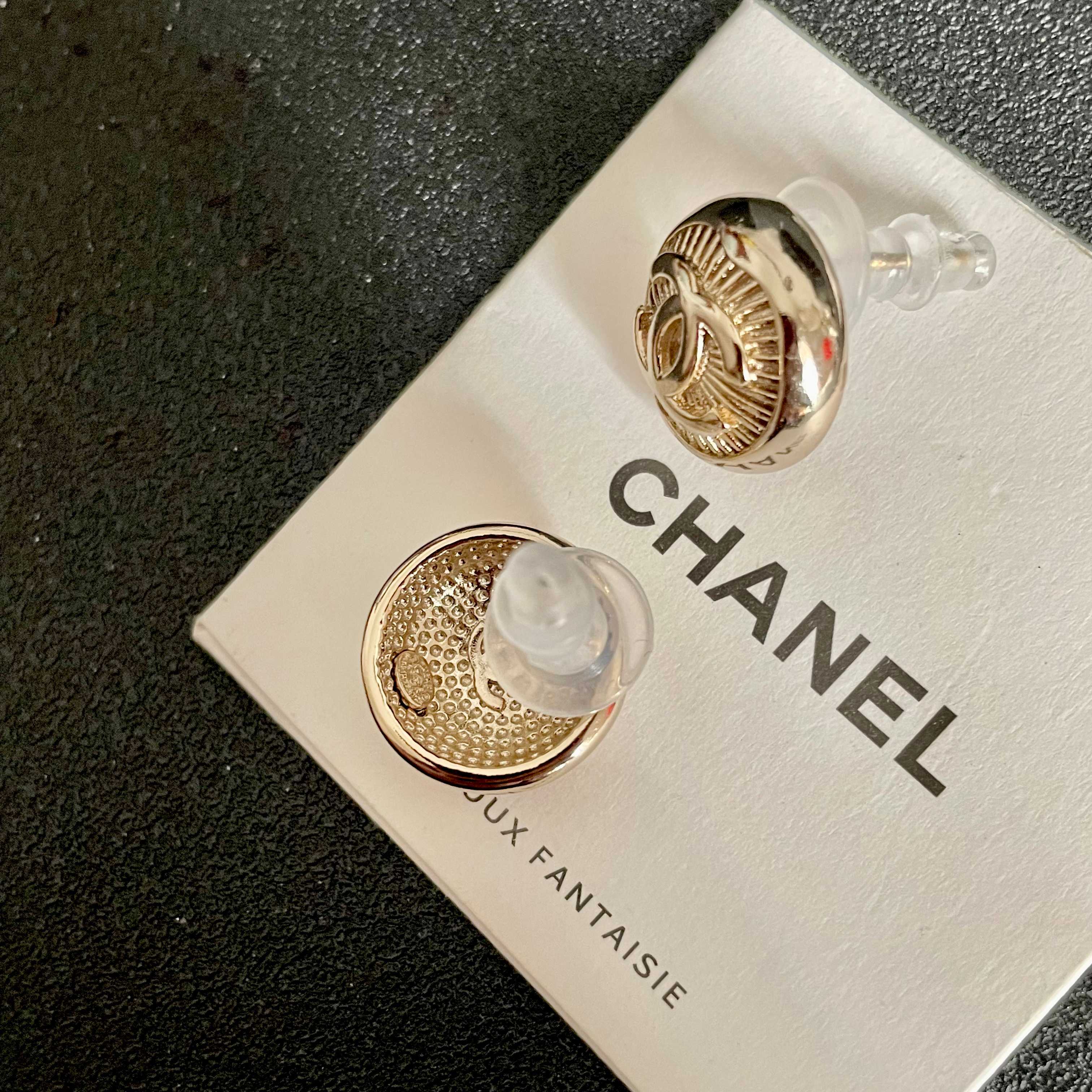  Chanel香奈儿 中古 双C耳钉👀原版复刻logo 小香家的款式真心无需多介绍😘🎶每一款都超好看，精