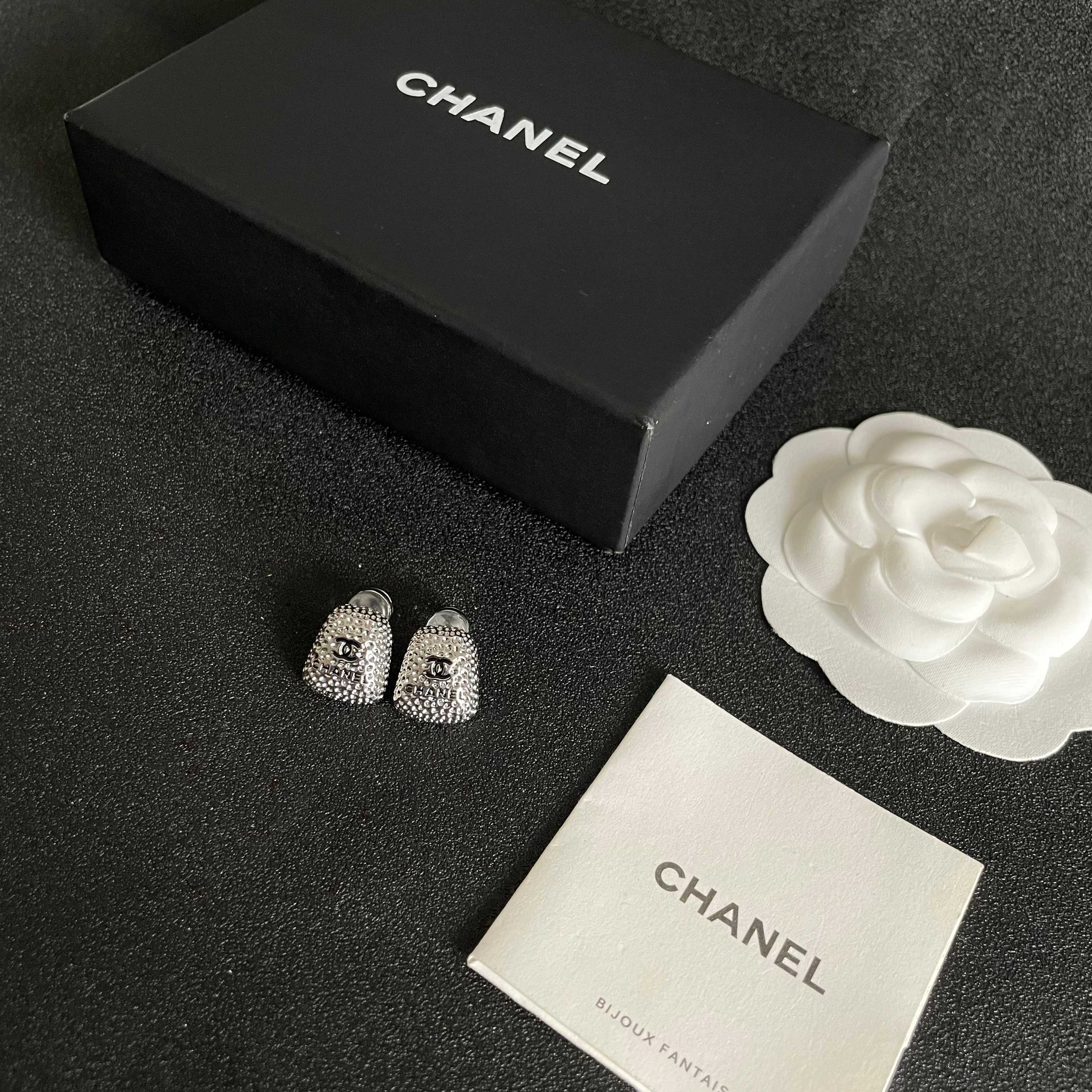  Chanel香奈儿 中古 双C耳钉👀原版复刻logo 小香家的款式真心无需多介绍😘🎶每一款都超好看，精